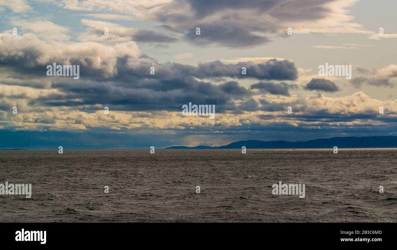 Rivière Saguenay, Canada - Augat 18 2019 : bateau à voile dans la vallée de la rivière Sagueney au coucher du soleil Banque D'Images
