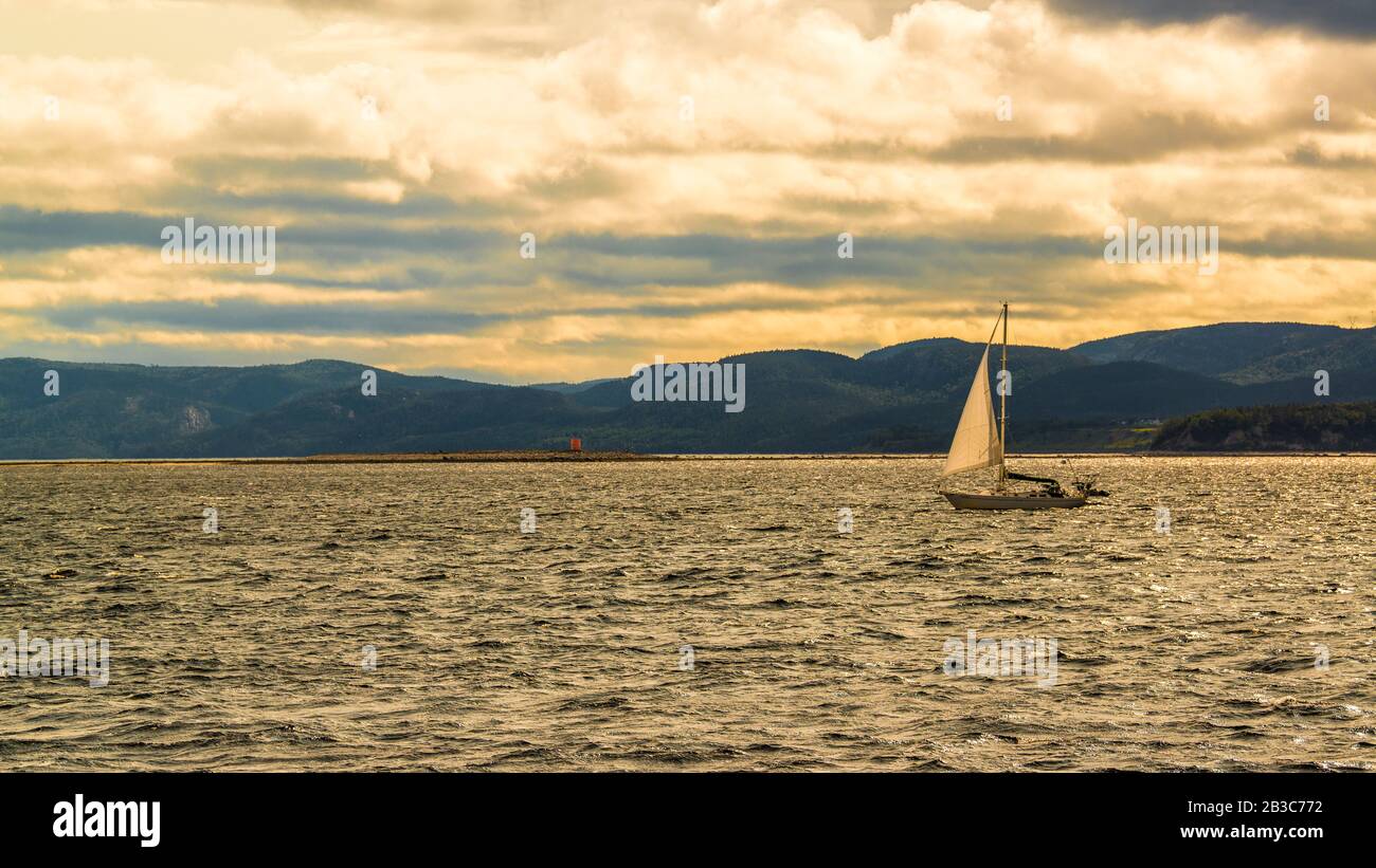 Rivière Saguenay, Canada - Augat 18 2019 : bateau à voile dans la vallée de la rivière Sagueney au coucher du soleil Banque D'Images