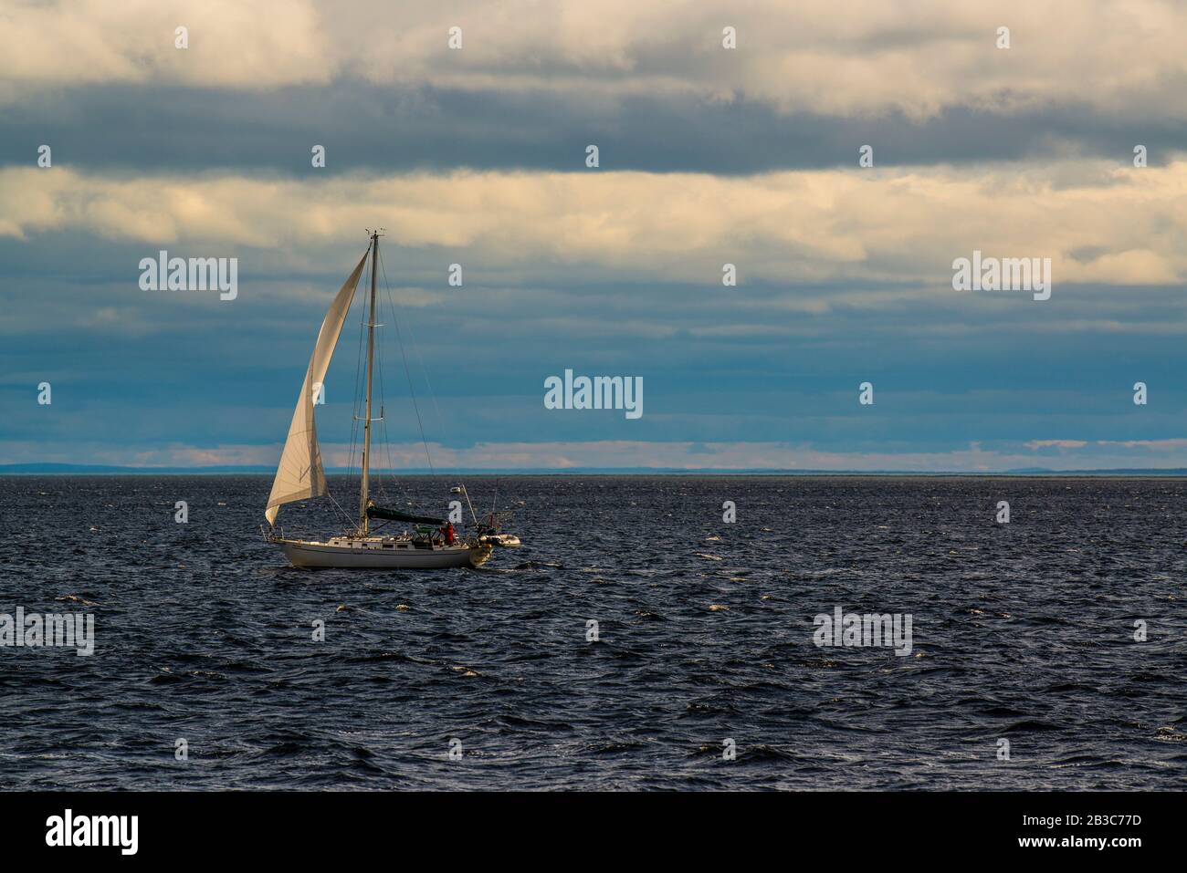 Rivière Saguenay, Canada - Augat 18 2019 : bateau à voile dans la vallée de la rivière Sagueney au coucher du soleil Banque D'Images