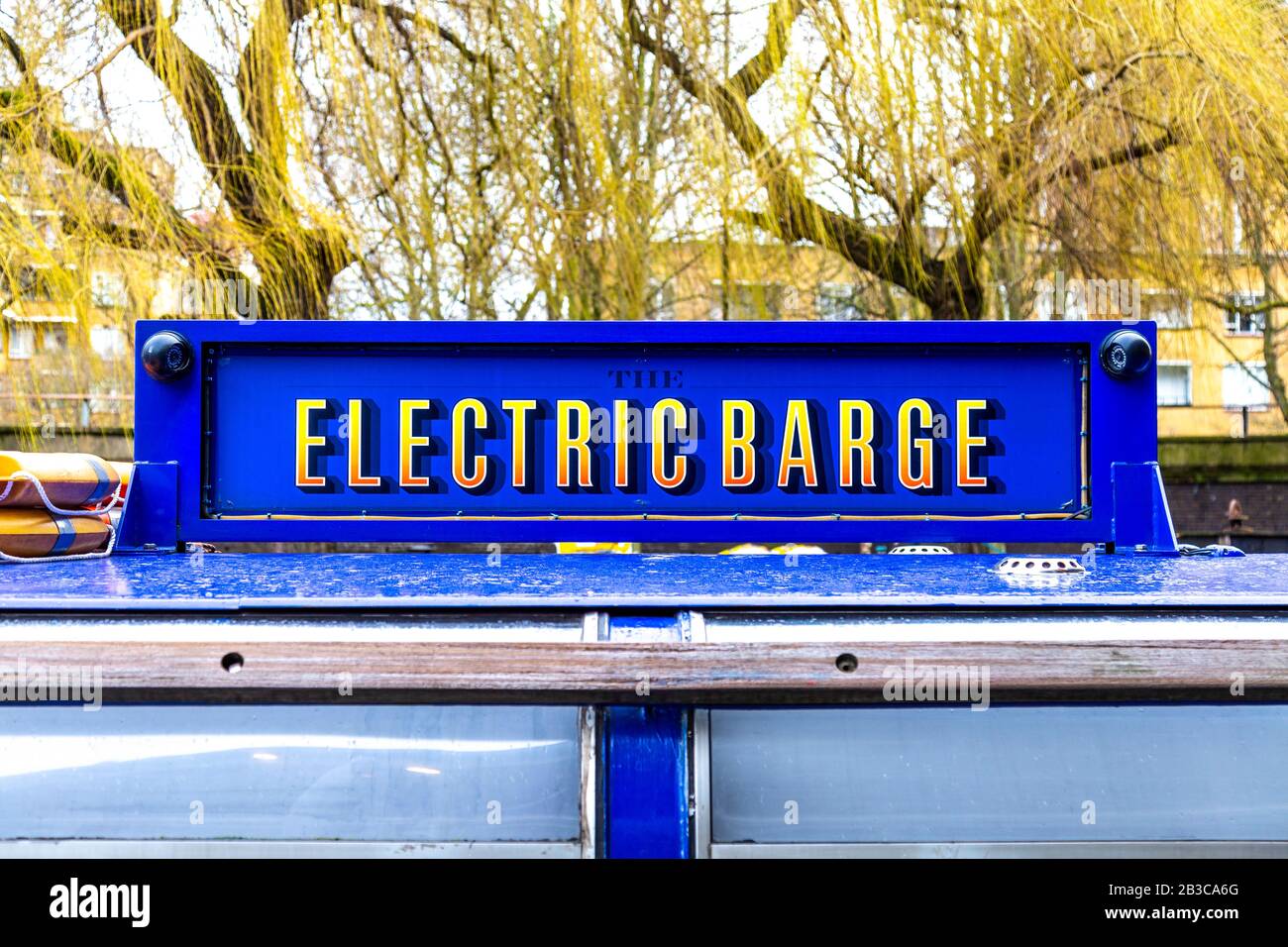 Gros plan du bateau de fête Electric Barge à louer à Paddington, Londres, Royaume-Uni Banque D'Images