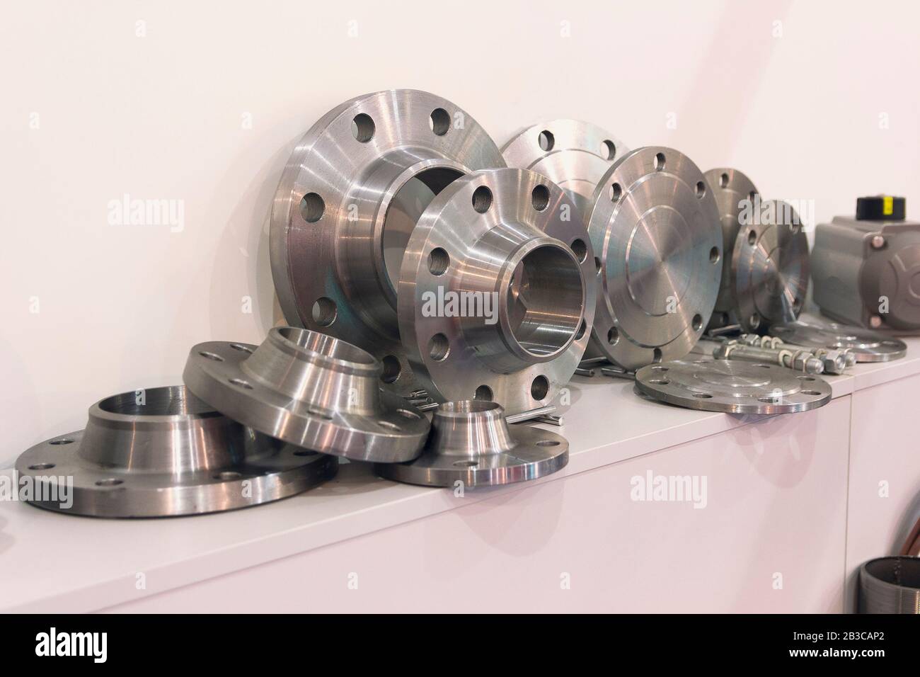 Pièces métalliques faites sur un tour. Industrie Banque D'Images