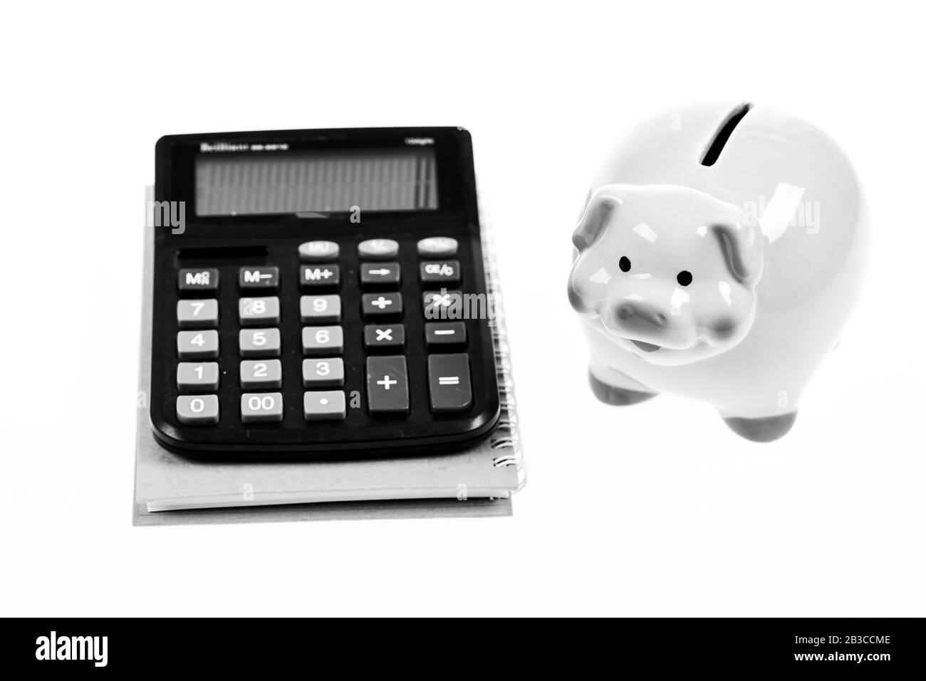 Économie et gestion des bénéfices. Économie et finance. Porc et calculatrice rose de banque de porc. Taux de change. Économie et administration des affaires. Concept de dette de crédit. Des économies d'argent en banque. Banque D'Images