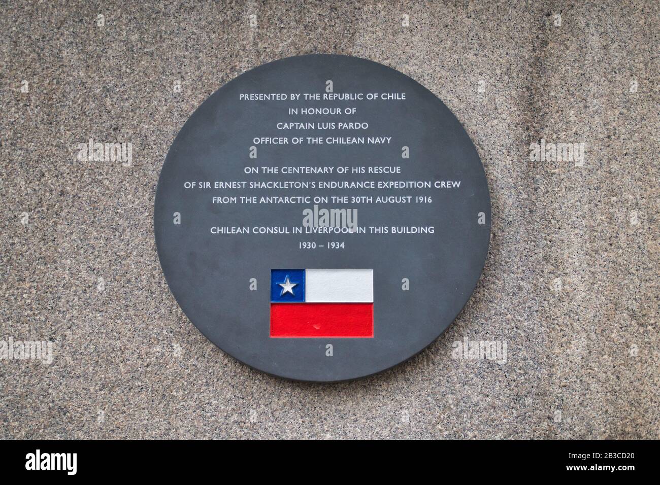 Une plaque à Liverpool en l'honneur du sauvetage de l'équipage du navire Endurance de Sir Ernest Shackleton de l'île Elephant par Luis Pardo Banque D'Images