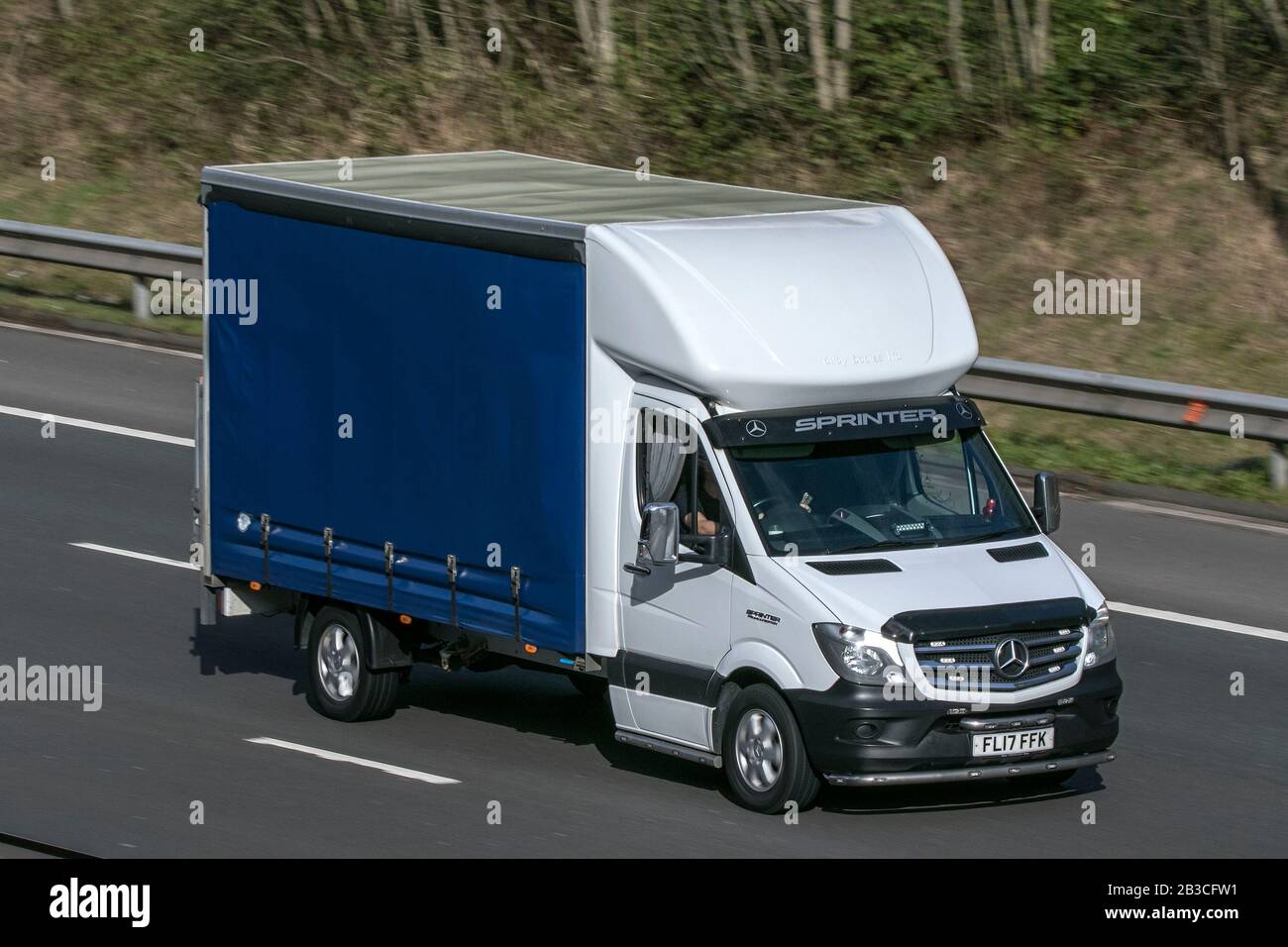 Mercedes Sprinter véhicule commercial léger LCV Box van conduite sur l'autoroute M6 près de Preston dans Lancashire, Royaume-Uni Banque D'Images