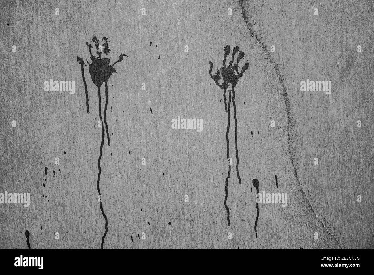 Image d'horreur - empreintes de deux mains avec un plontement sur un mur grungy avec espace de copie Banque D'Images