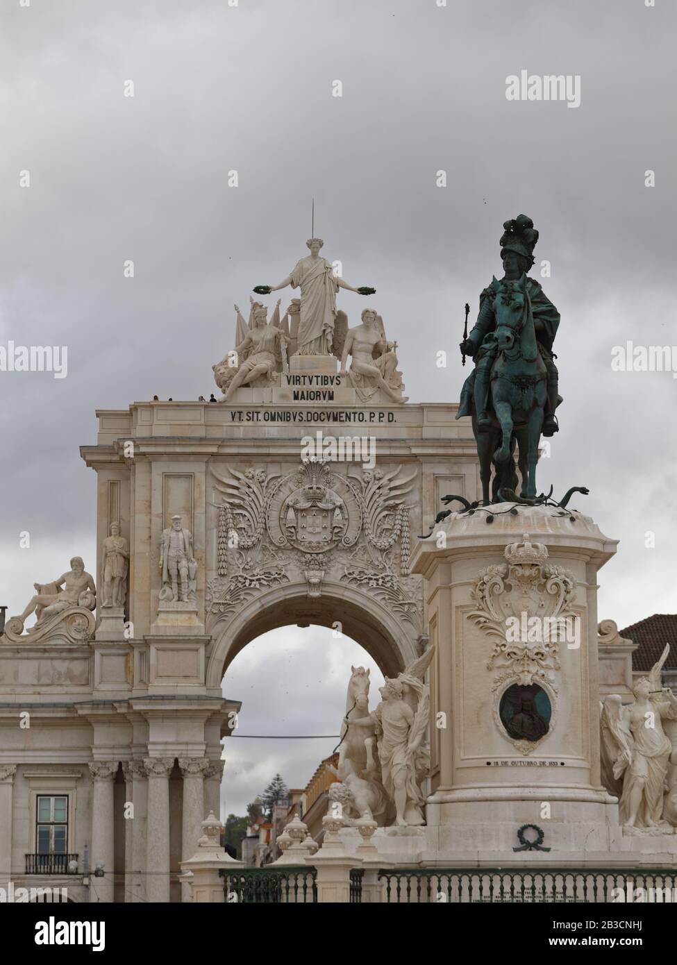Statue du roi José I, par Machado de Castro (1775), contre Rua Augusta Arch sur Praça do Comércio, la place du Commerce à Lisbonne, Portugal Banque D'Images