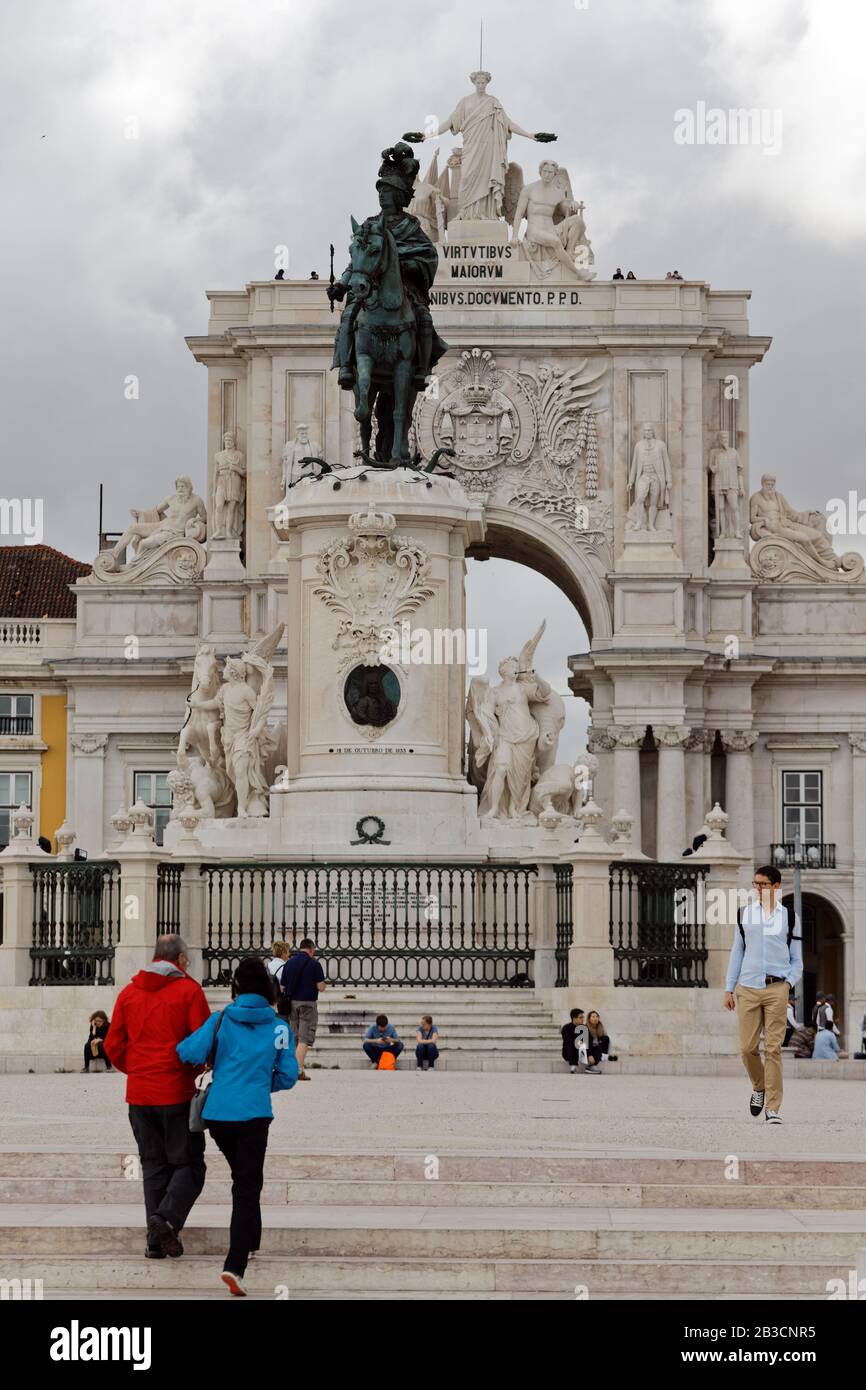 Statue du roi José I, par Machado de Castro (1775), contre Rua Augusta Arch sur Praça do Comércio, la place du Commerce à Lisbonne, Portugal Banque D'Images