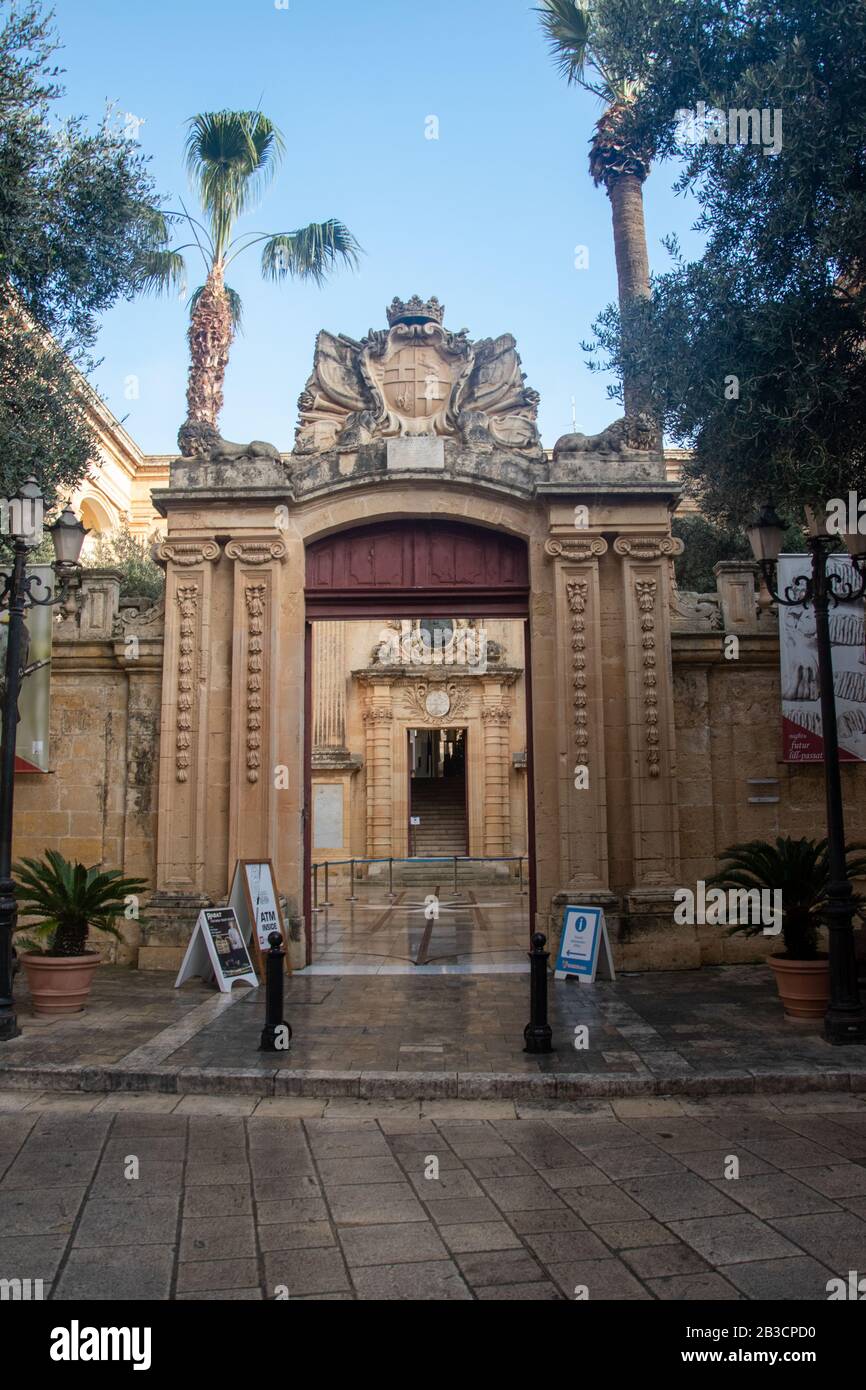 Le palais de Vilhena, également connu sous le nom de palais magistral (maltais: Palazz Maġisterjali) et Palazzo Pretorio, est un palais baroque français à Mdina, Malte. Banque D'Images