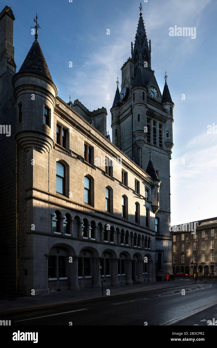 Photo de la majestueuse maison de ville néo-gothique d'Aberdeen, en Écosse, les murs en granit sont éclairés par la lumière du soleil du matin, contre un ciel bleu Pantone Banque D'Images