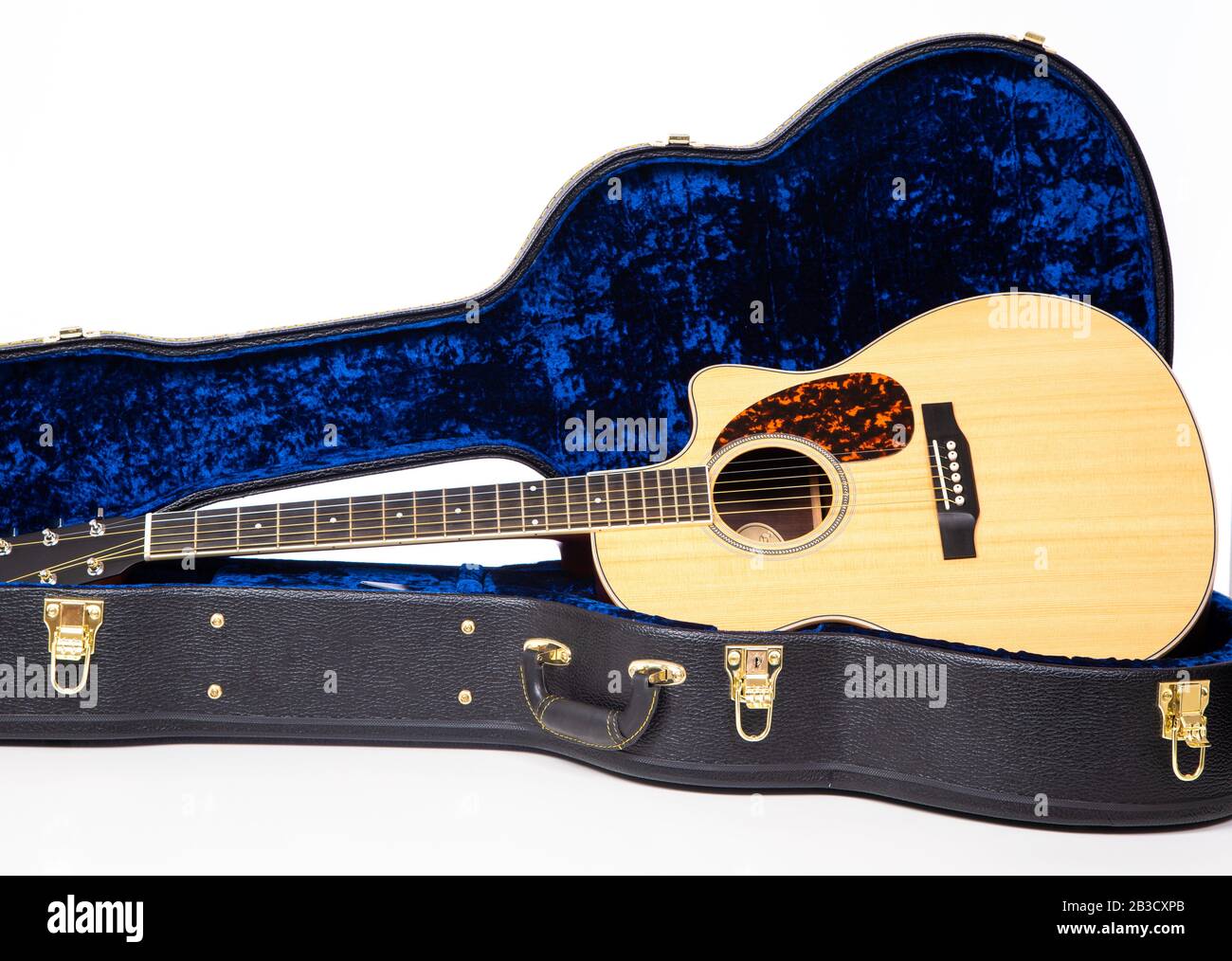 Une guitare acoustique en bois en cas de fond blanc Banque D'Images
