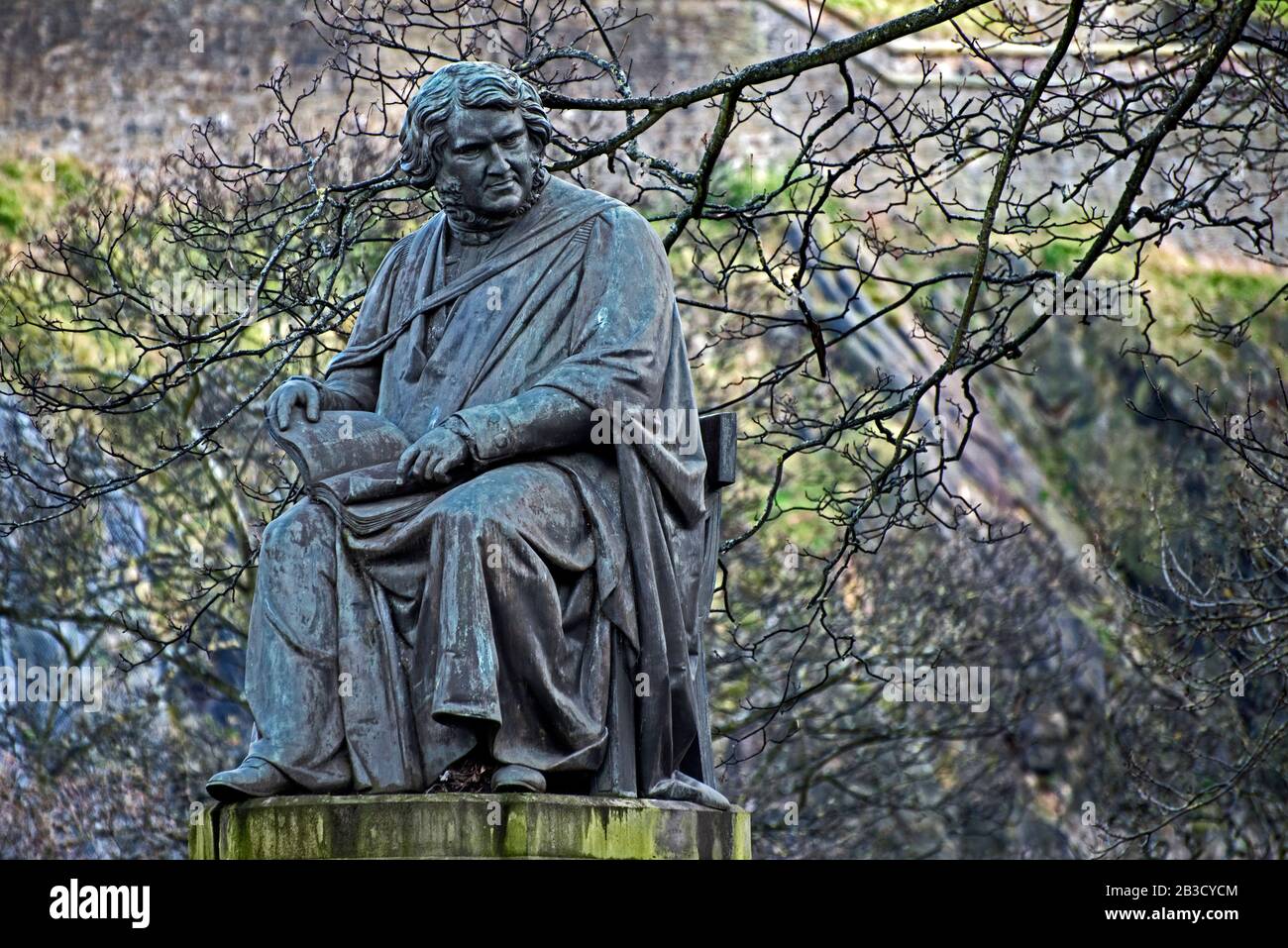 Monument à Sir James Young Simpson, 1 baronnet (7 juin 1811 - 6 mai 1870) dans les jardins de Princes Street, Edinburgh. Banque D'Images