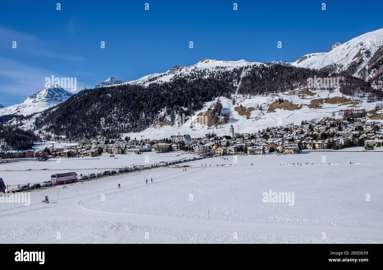 L'Église réformée suisse de San Gian est classée comme un site du patrimoine suisse d'importance nationale. L'église est située sur une colline au-dessus de la rivière Inn Banque D'Images