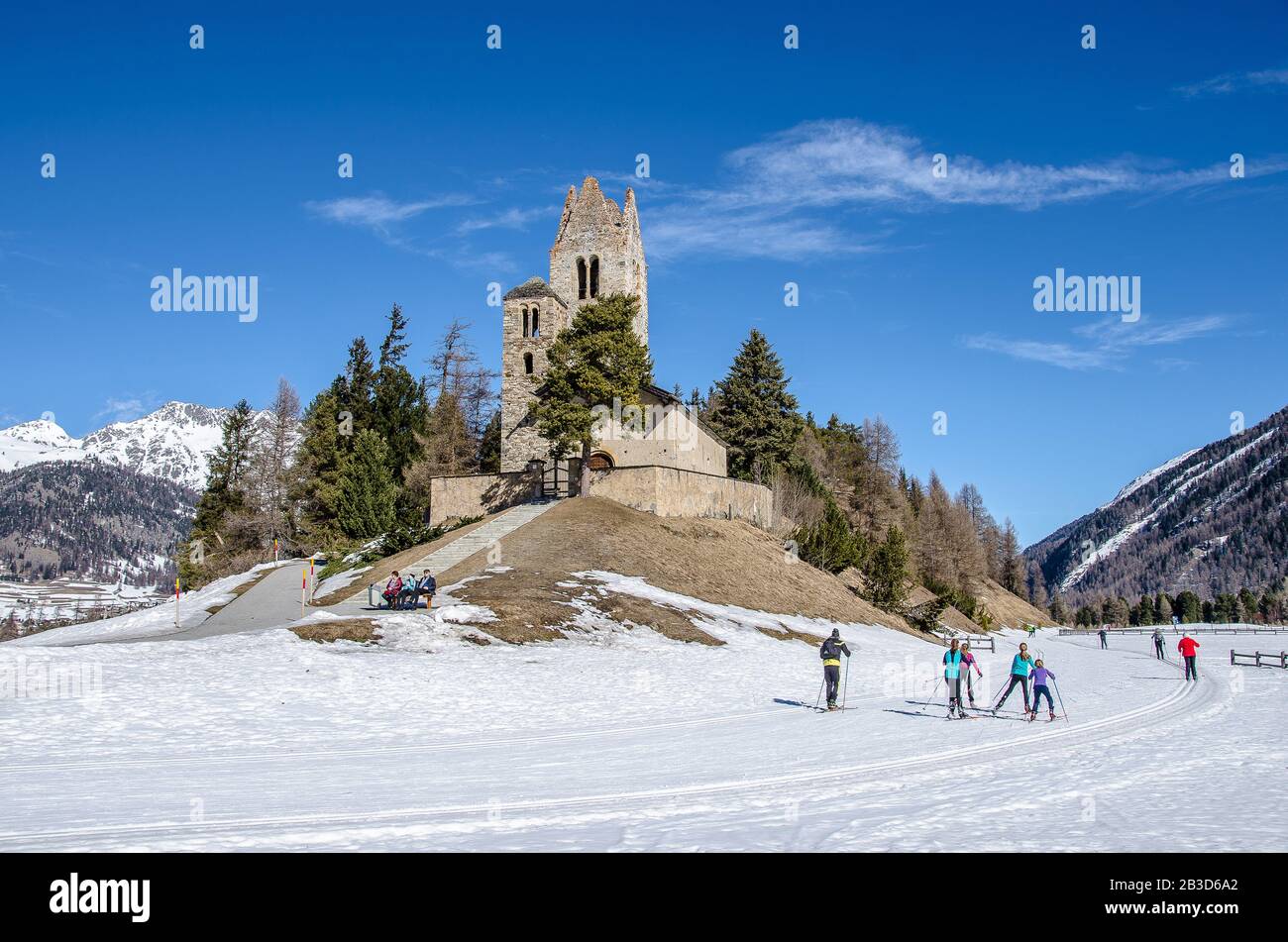 L'Église réformée suisse de San Gian est classée comme un site du patrimoine suisse d'importance nationale. L'église est située sur une colline au-dessus de la rivière Inn Banque D'Images