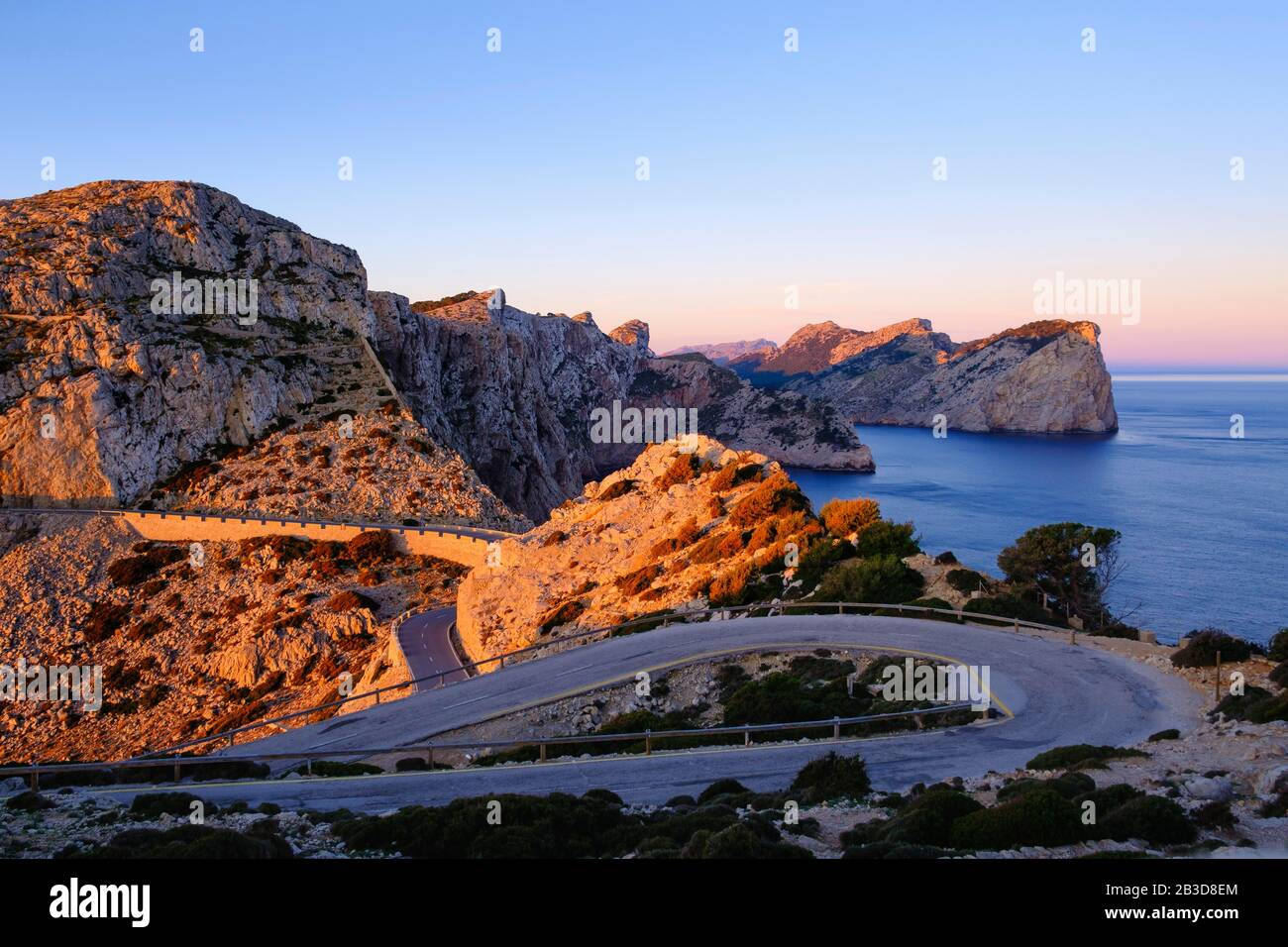 Route serpentine à Cap Formentor au matin, à droite Cap de Catalunya, péninsule de Formentor, près de Pollenca, Majorque, Iles Baléares, Espagne Banque D'Images