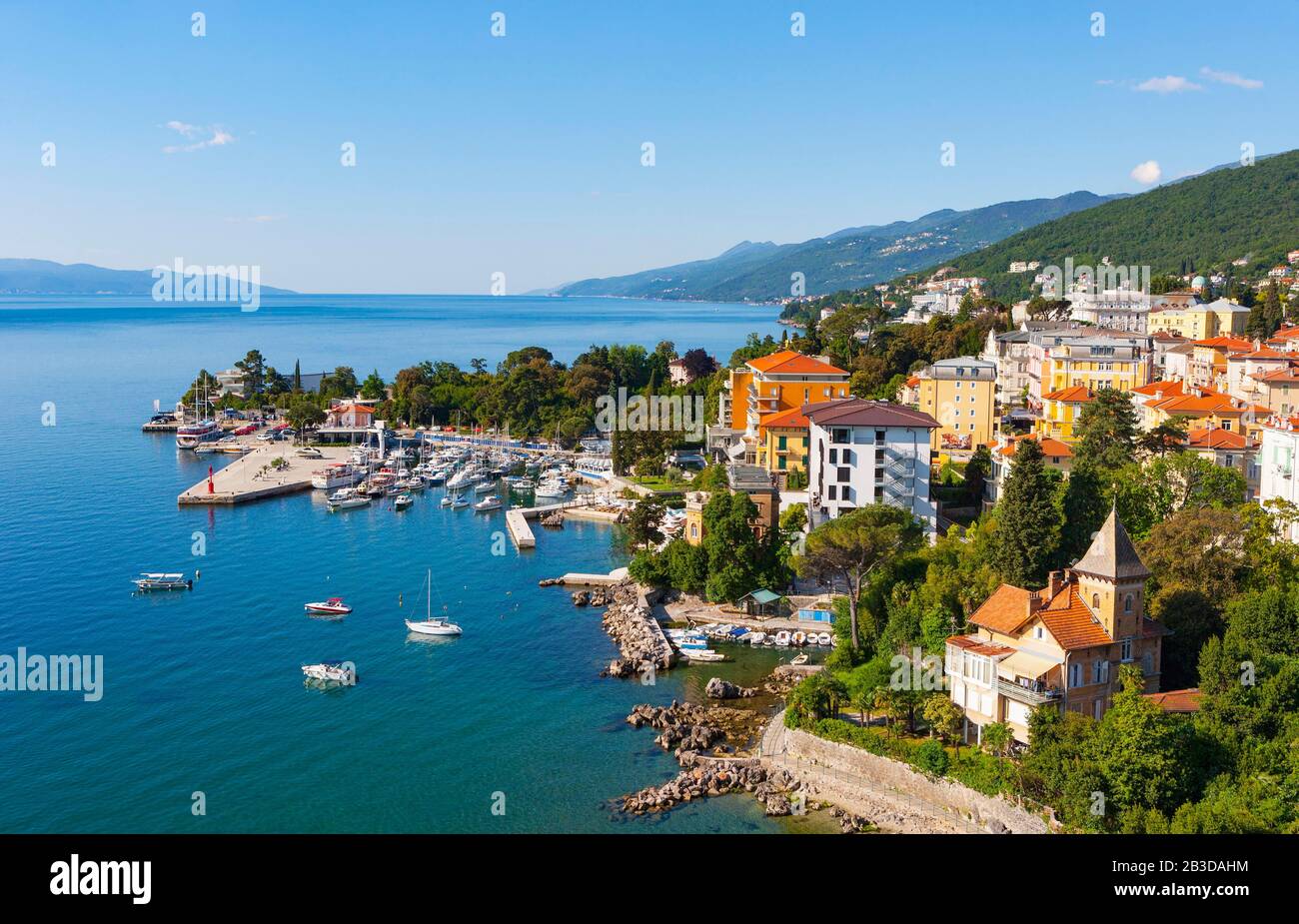Vue Sur La Ville Avec Marina, Opatija, Kvarner Gulf Bay, Mer Adriatique Croate, Istrie, Croatie Banque D'Images