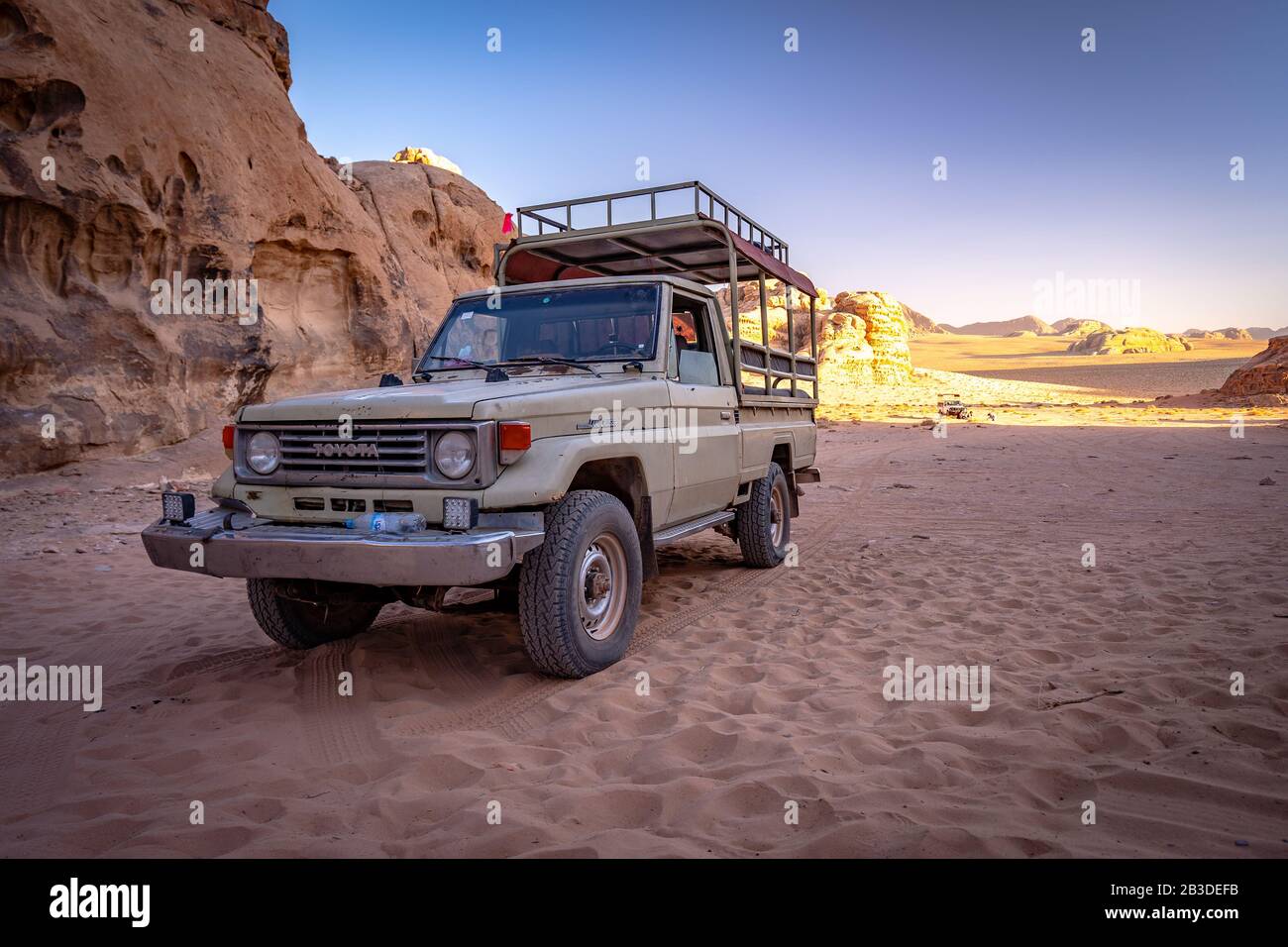 Wadi Rum, Jordanie - Vintage Toyota Land Cruiser 4 RM dans un désert Banque D'Images