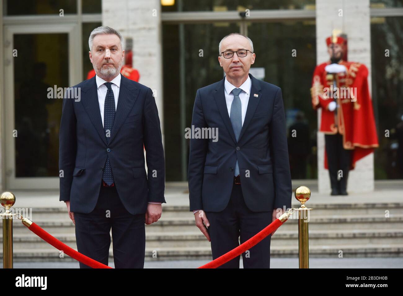 (200304) -- Zagreb, Le 4 Mars 2020 (Xinhua) -- Le Ministre Croate De La Défense, M. Damir Krsticevic (R), Accueille Le Ministre Italien De La Défense, M. Lorenzo Guerini, À Zagreb (Croatie), Le 4 Mars 2020. (Davorin Visnjic/Pixsell Via Xinhua) Banque D'Images