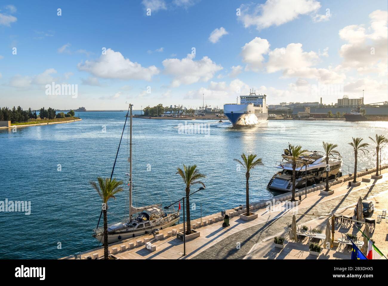 Un petit navire se retourne dans le port de croisière du port et la baie de Brindisi, en Italie, le long de la mer Adriatique dans la région des Pouilles. Banque D'Images