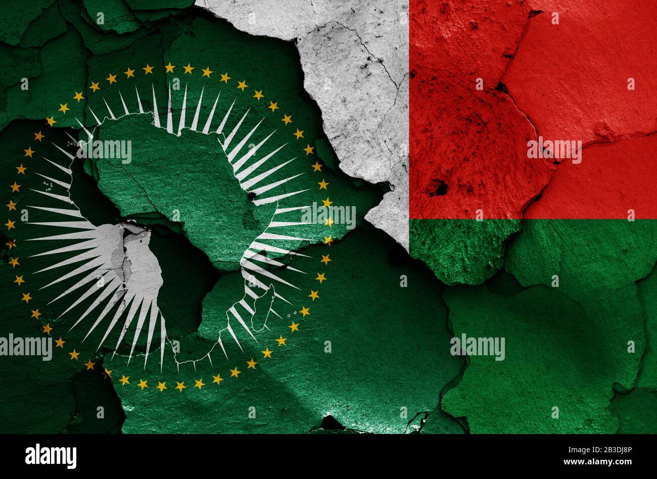 Drapeaux de l'Union africaine et de Madagascar peints sur un mur fissuré Banque D'Images