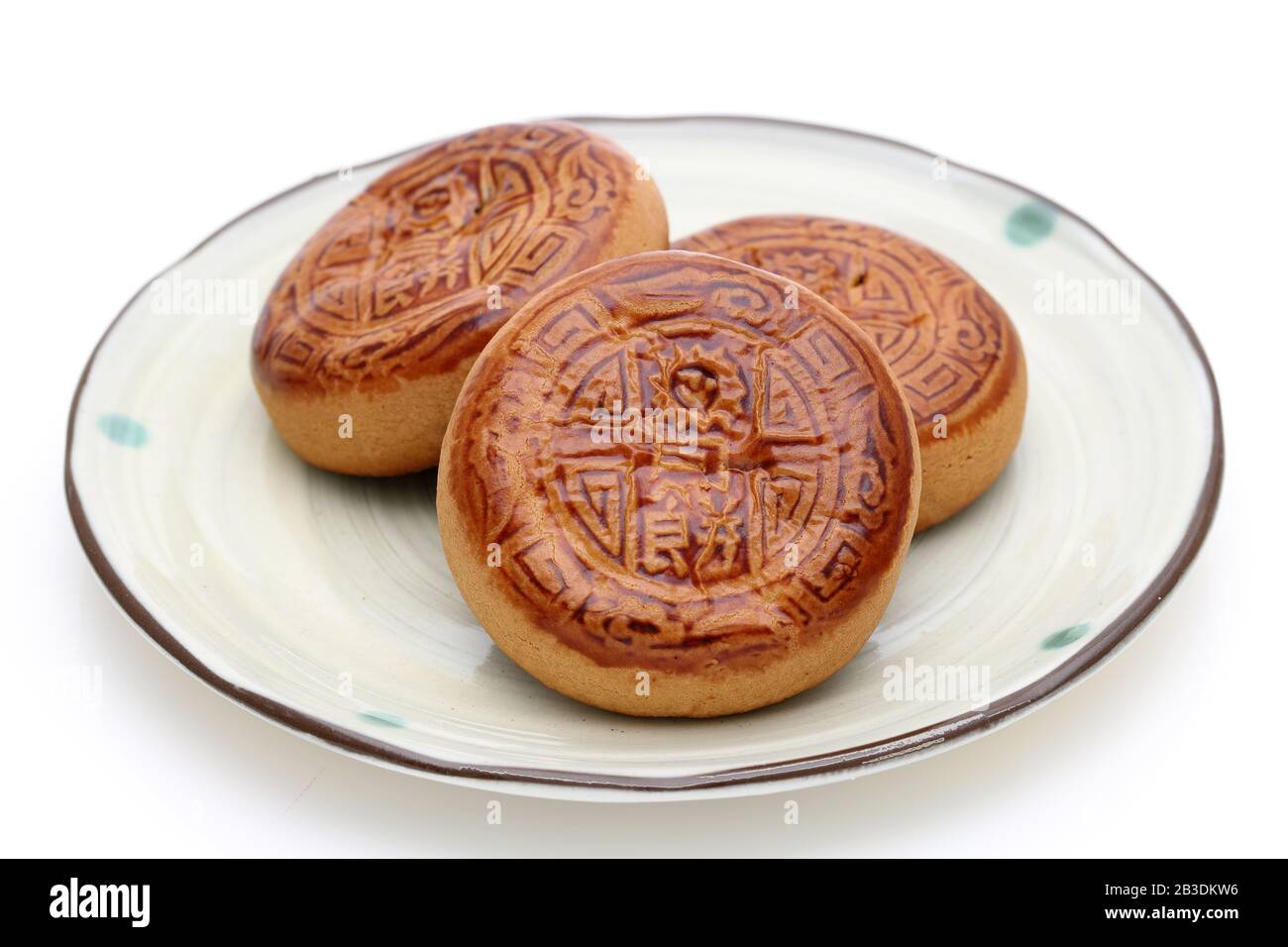 Gâteau de lune traditionnel pour le festival chinois de mi-automne, sur fond blanc Banque D'Images