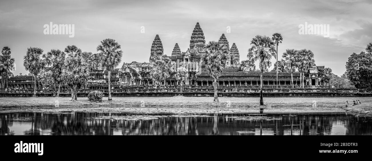 Touristes Au Temple D'Angkor Wat ; Parc Archéologique D'Angkor Wat, Siem Reap, Cambodge. Banque D'Images
