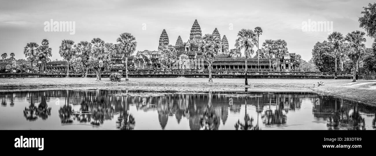 Touristes Au Temple D'Angkor Wat ; Parc Archéologique D'Angkor Wat, Siem Reap, Cambodge. Banque D'Images