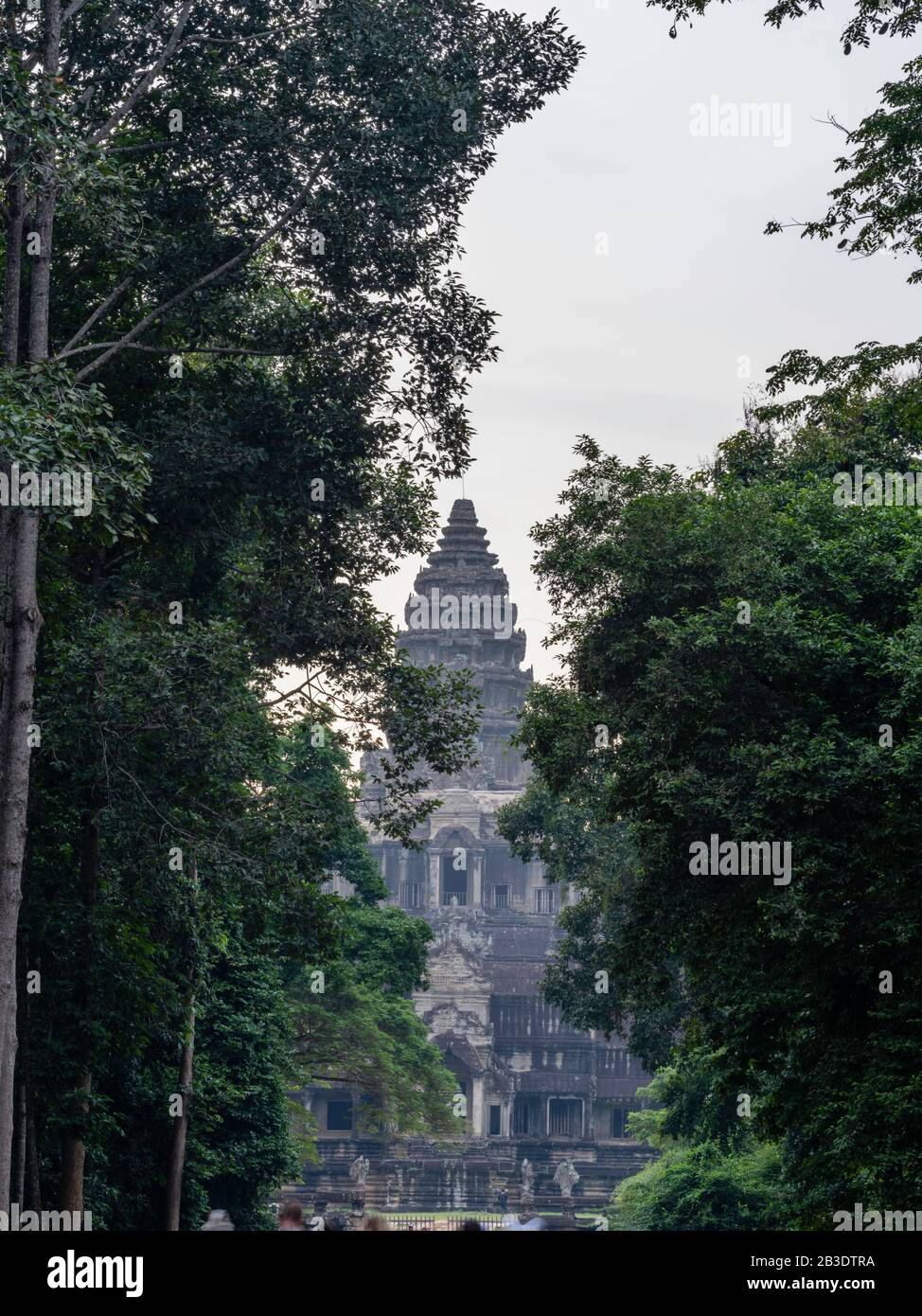 Les Touristes S'Approchent Du Temple D'Angkor Wat ; Du Parc Archéologique D'Angkor Wat, À Siem Reap, Au Cambodge. Banque D'Images Les Touristes S'Approchent Du Temple D'Angkor Wat ; Du Parc Archéologique D'Angkor Wat, À Siem Reap, Au Cambodge. Banque D'Images