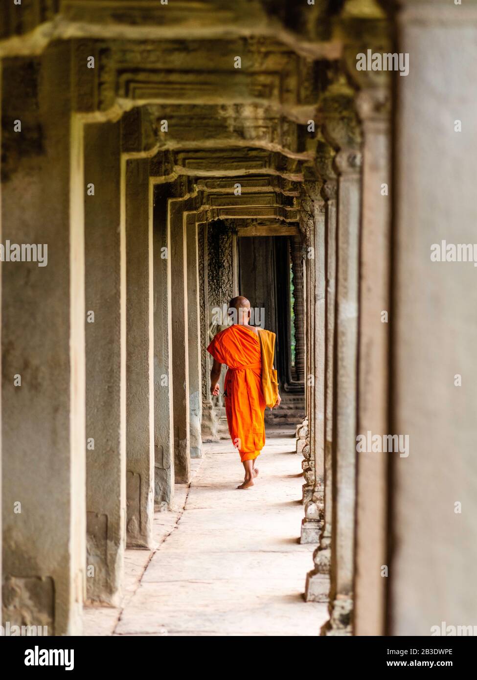 Marchez le long d'un couloir extérieur. Temple D'Angkor Wat ; Parc Archéologique D'Angkor Wat, Siem Reap, Cambodge. Banque D'Images Marchez le long d'un couloir extérieur. Temple D'Angkor Wat ; Parc Archéologique D'Angkor Wat, Siem Reap, Cambodge. Banque D'Images