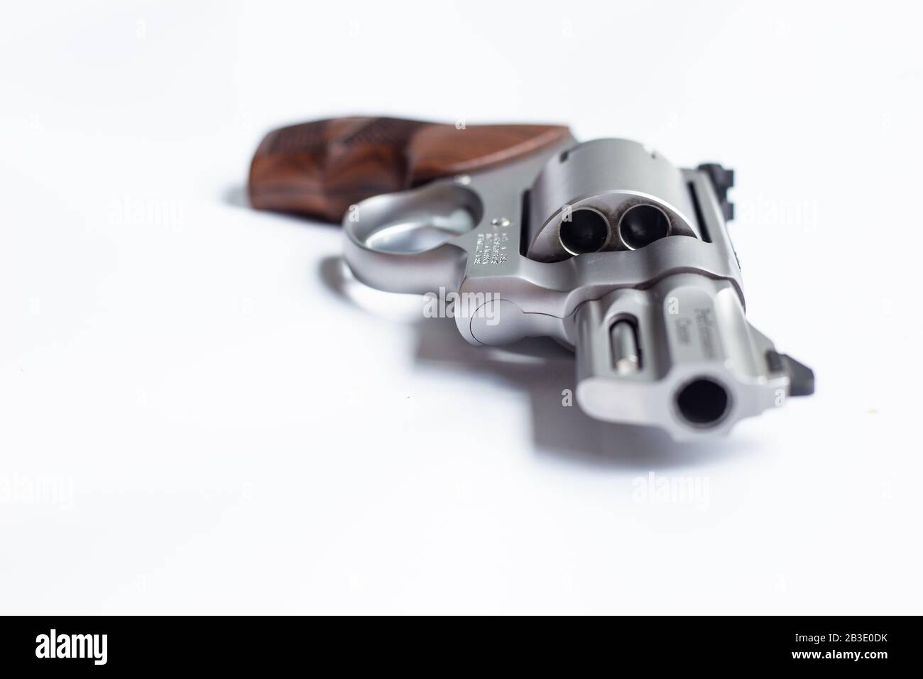 .357 .44 magnum dissimuler un pistolet revolver sur fond blanc, concept de crime Banque D'Images