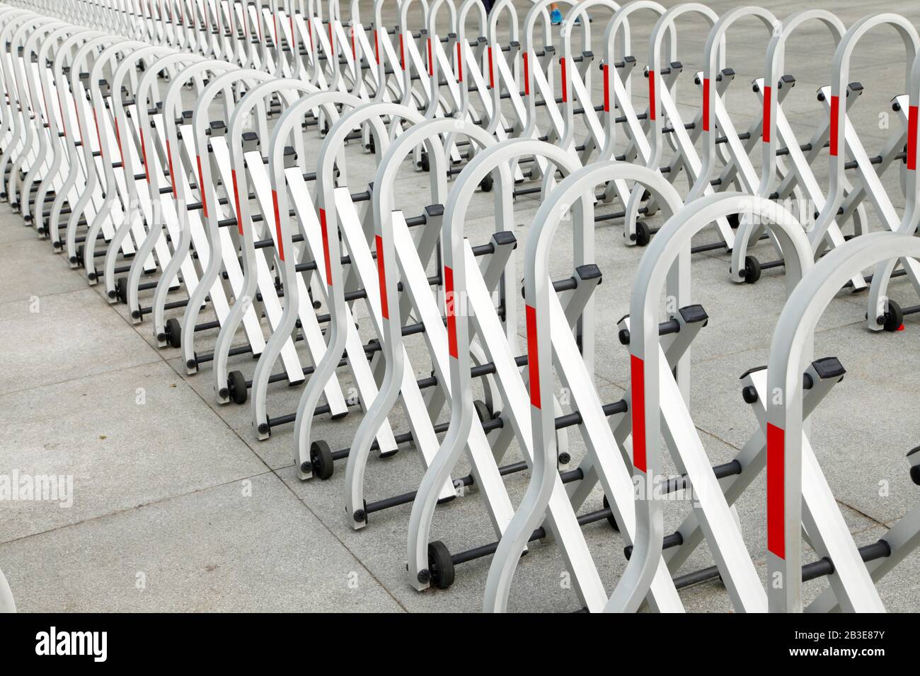 Barrière coulissante et repliable avec roues Banque D'Images