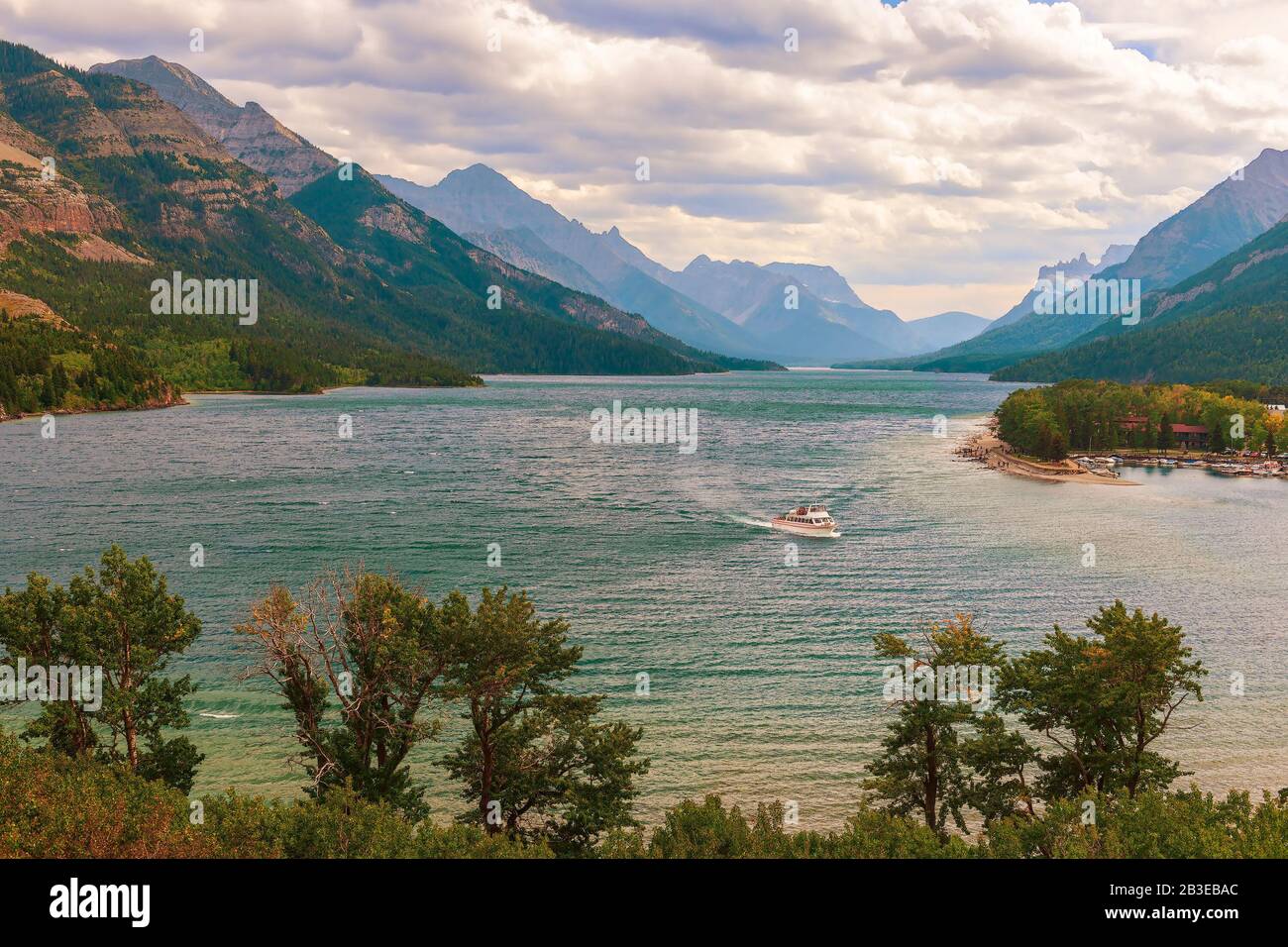 Vue sur le lac Upper Waterton juste avant l'orage au parc national des Lacs-Waterton. Alberta. Canada Banque D'Images Vue sur le lac Upper Waterton juste avant l'orage au parc national des Lacs-Waterton. Alberta. Canada Banque D'Images