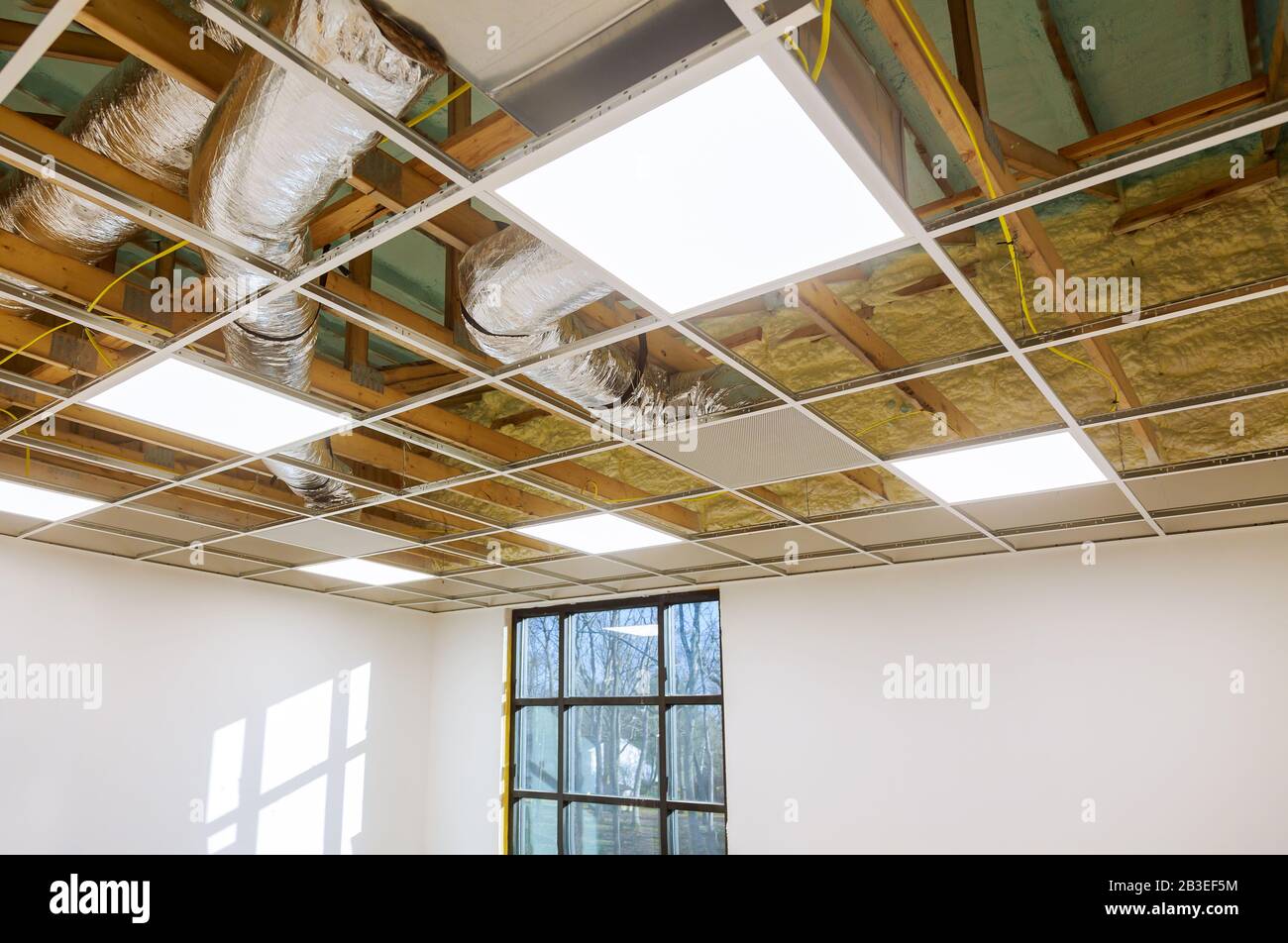 Système de conditionnement d'air attaché à plafond mansardé, mousse d'isolation en plastique d'une nouvelle maison en cours d'installation d'évents CVC Banque D'Images