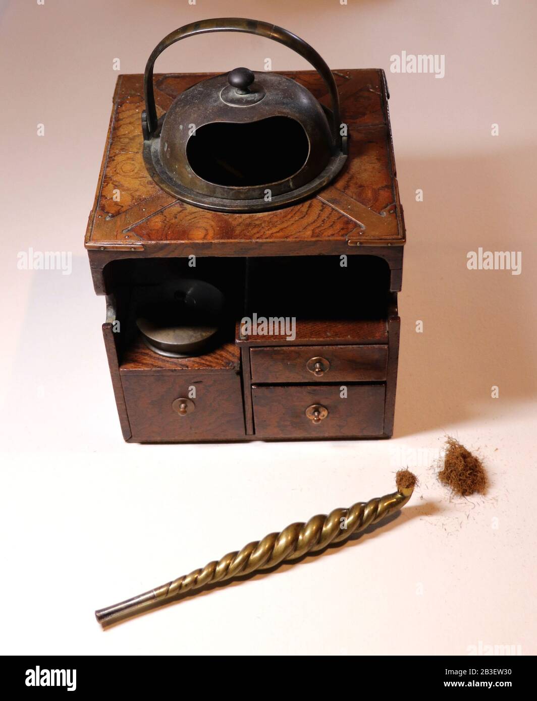 Cendrier traditionnel japonais, pipe à fumer et tabac haché Banque D'Images