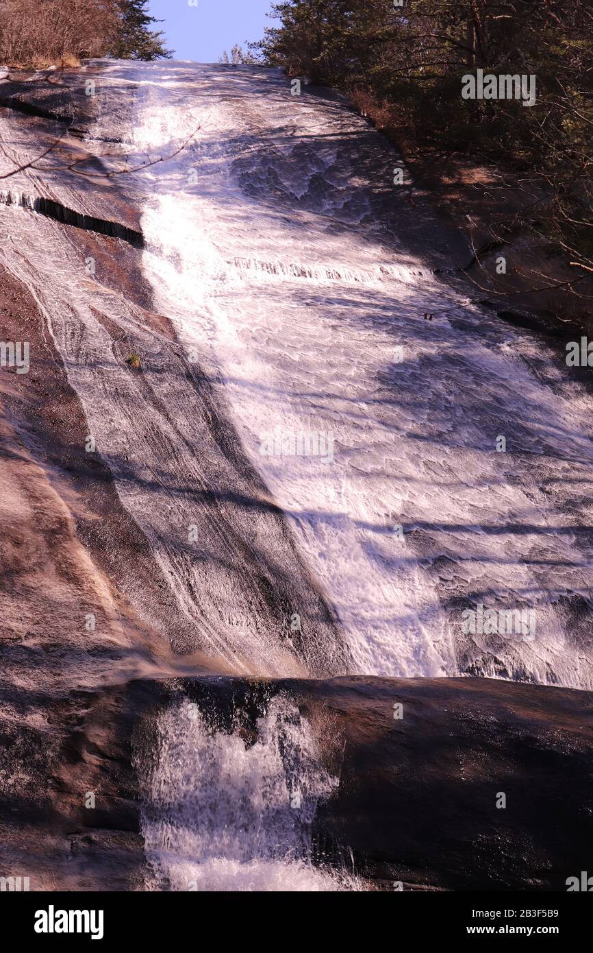 Chute d'eau de Stone Mountain au parc national de Stone Mountain, Caroline du Nord Banque D'Images