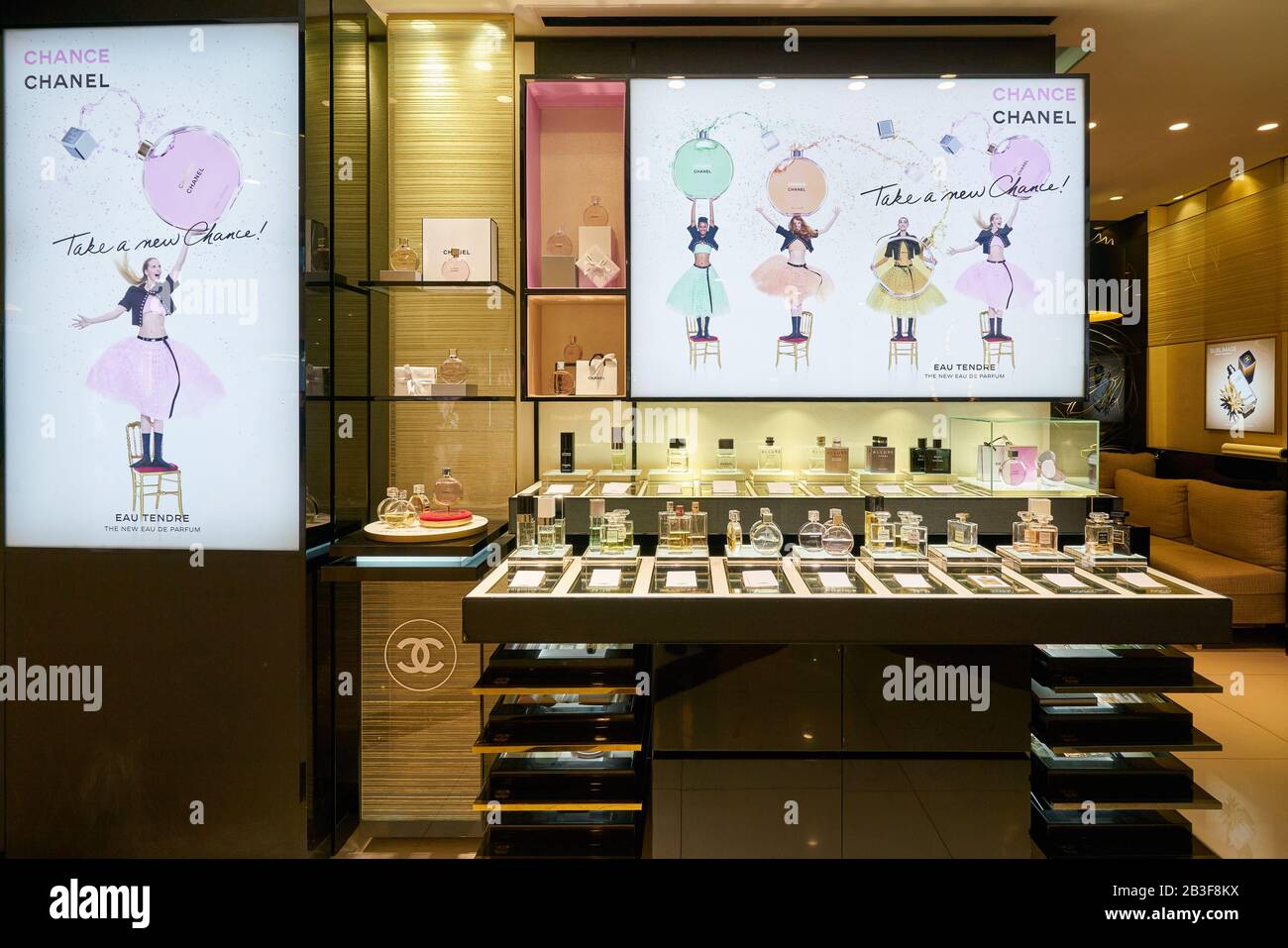 Hong KONG, CHINE - VERS JANVIER 2019 : parfums exposés au magasin Chanel dans le centre New Town Plaza Photo Alamy