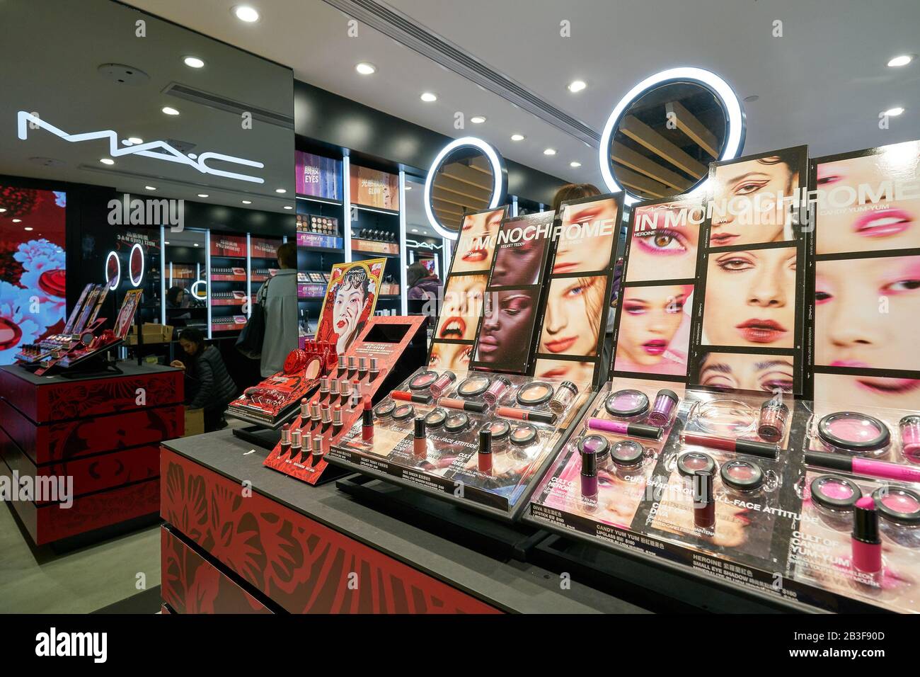 Hong KONG, CHINE - VERS JANVIER 2019 : produits cosmétiques exposés au magasin MAC du centre commercial New Town Plaza Banque D'Images