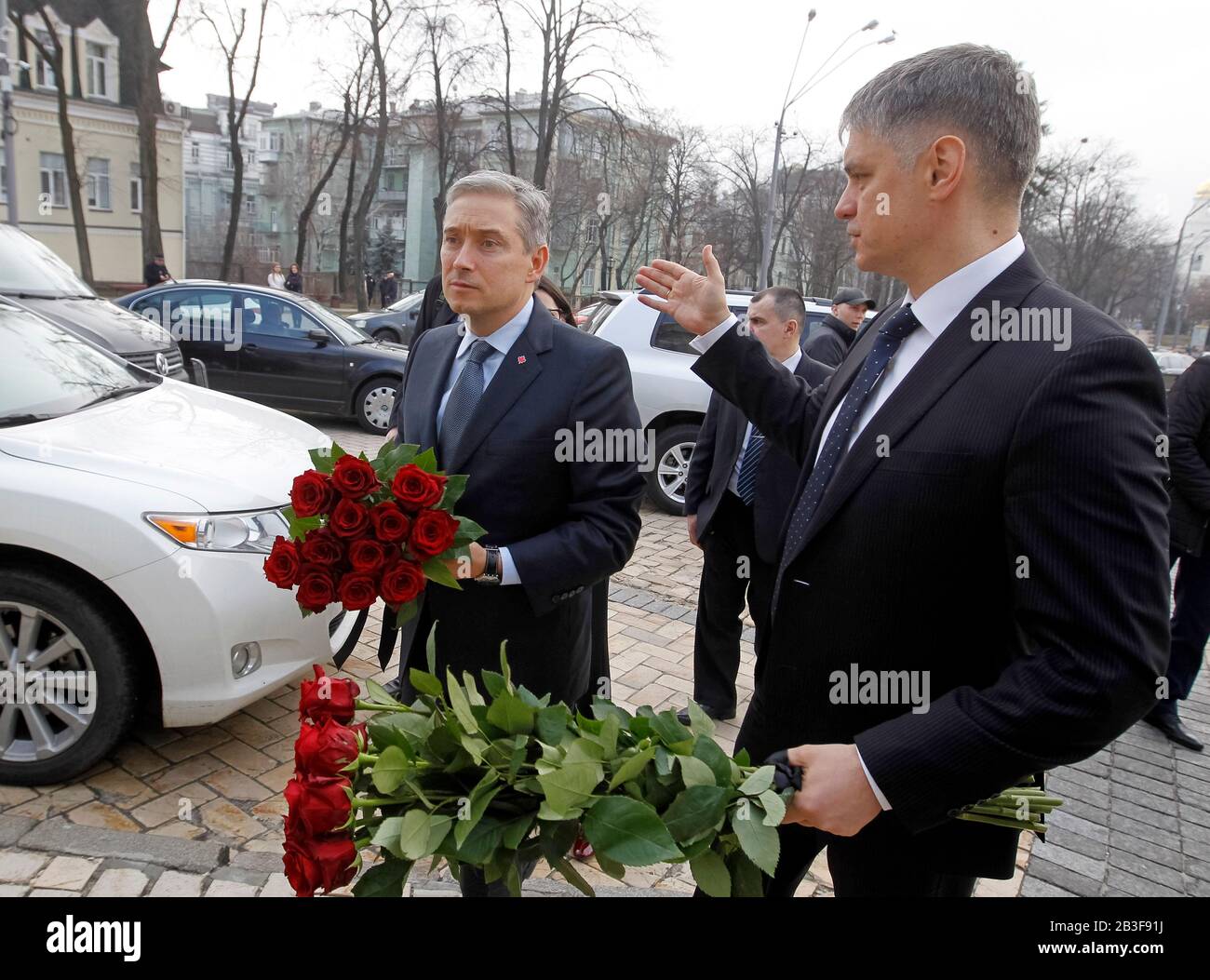 Kiev, Ukraine. 04 mars 2020. Le ministre canadien des Affaires étrangères François-Philippe Champagne (L) et le ministre ukrainien des Affaires étrangères, M. Vadim Prystaiko (R), y jettent des fleurs à la mémoire des soldats ukrainiens qui ont été tués dans des conflits dans les régions orientales du pays, à Kiev, en Ukraine. Le ministre des Affaires étrangères du Canada François-Philip Champagne visite l'Ukraine en visite de travail les 4 et 6 mars 2020. Crédit: Sopa Images Limited/Alay Live News Banque D'Images