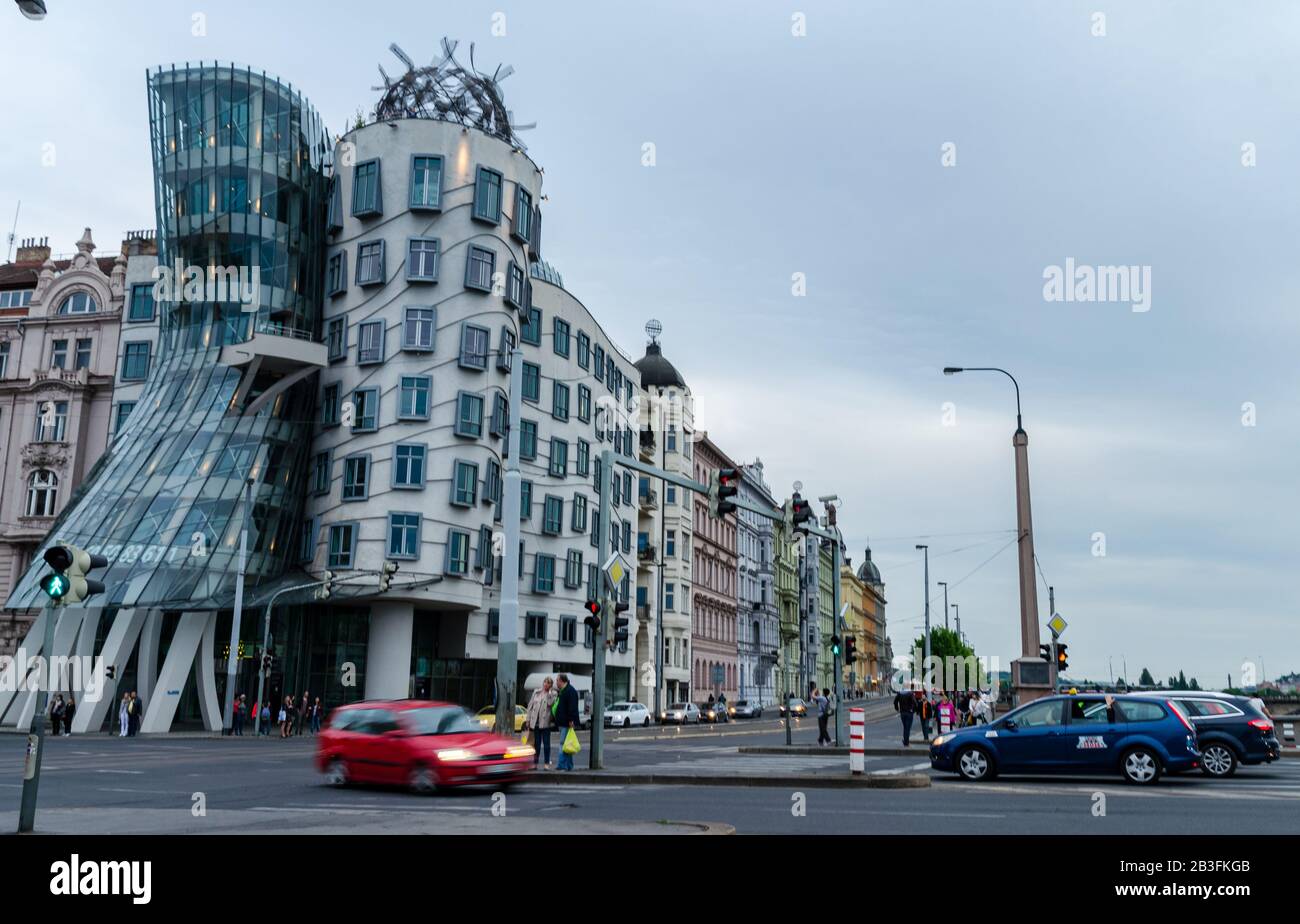 Prague, République Tchèque 15 Mai 2015 : Célèbre Dancing House À Prague, République Tchèque Banque D'Images