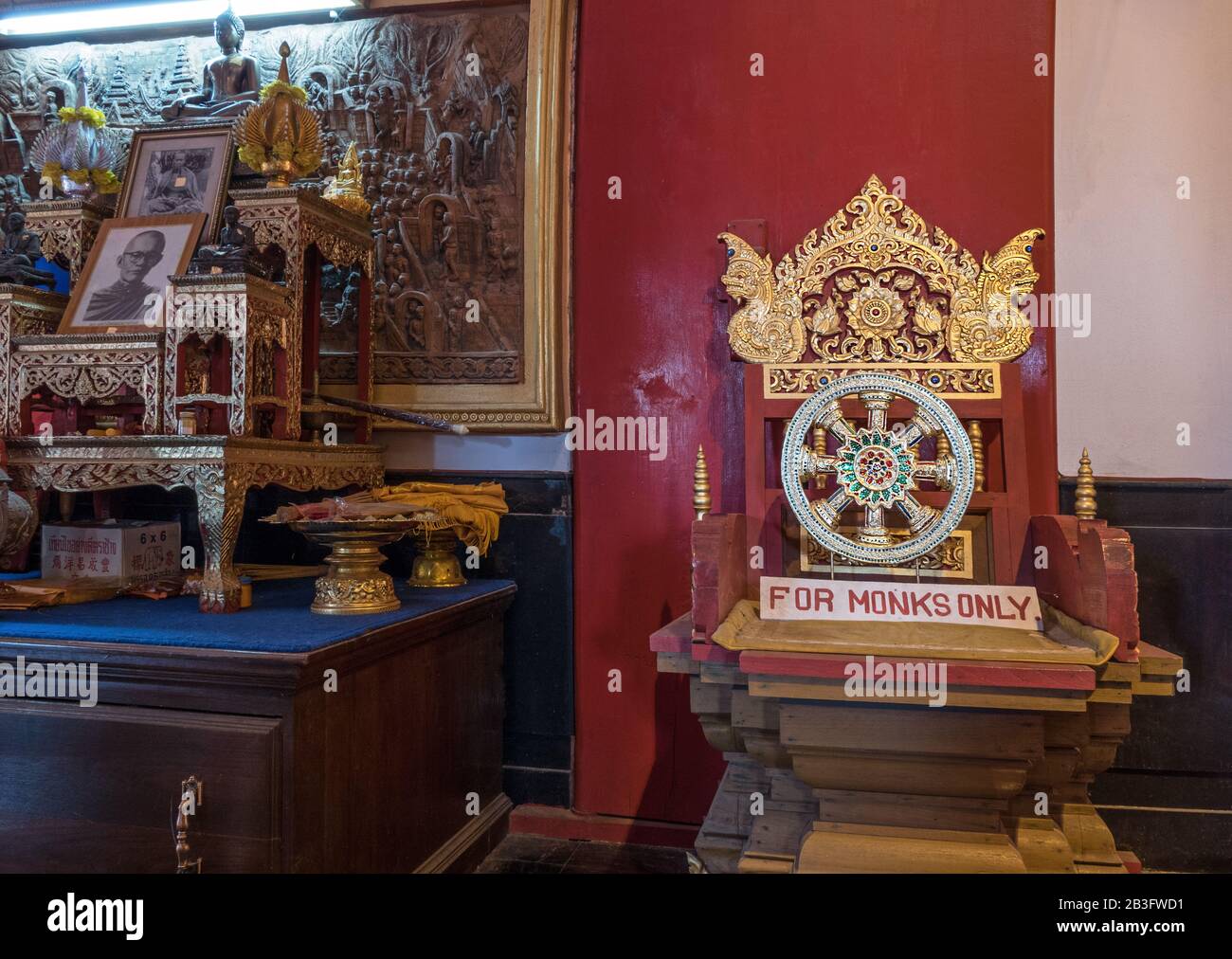 Chiang Mai, Thaïlande - 26 février 2017 : chaise de cérémonie pour moines avec symbole Dharma Wheel dans un intérieur exquis unique d'un ancien Wat bouddhiste Banque D'Images