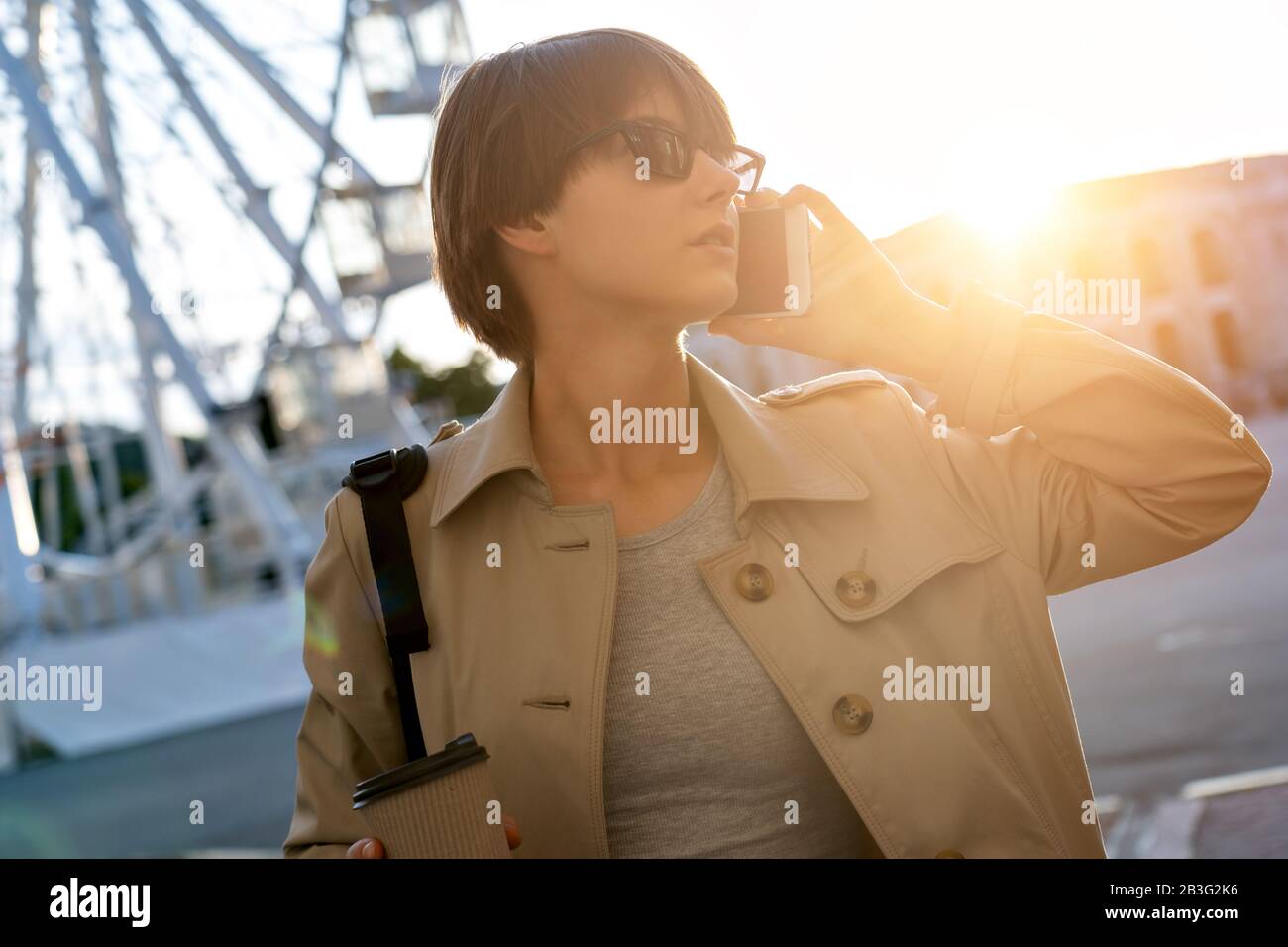 Mode jeune fille parler sur téléphone mobile marcher dans la rue de la ville. Banque D'Images