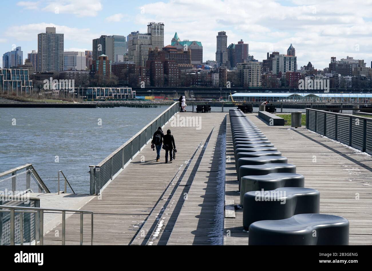 Promenade de Pier15 sur South Street Seaport avec East River Et l'horizon de Brooklyn en arrière-plan.Manhattan.New York City.USA Banque D'Images