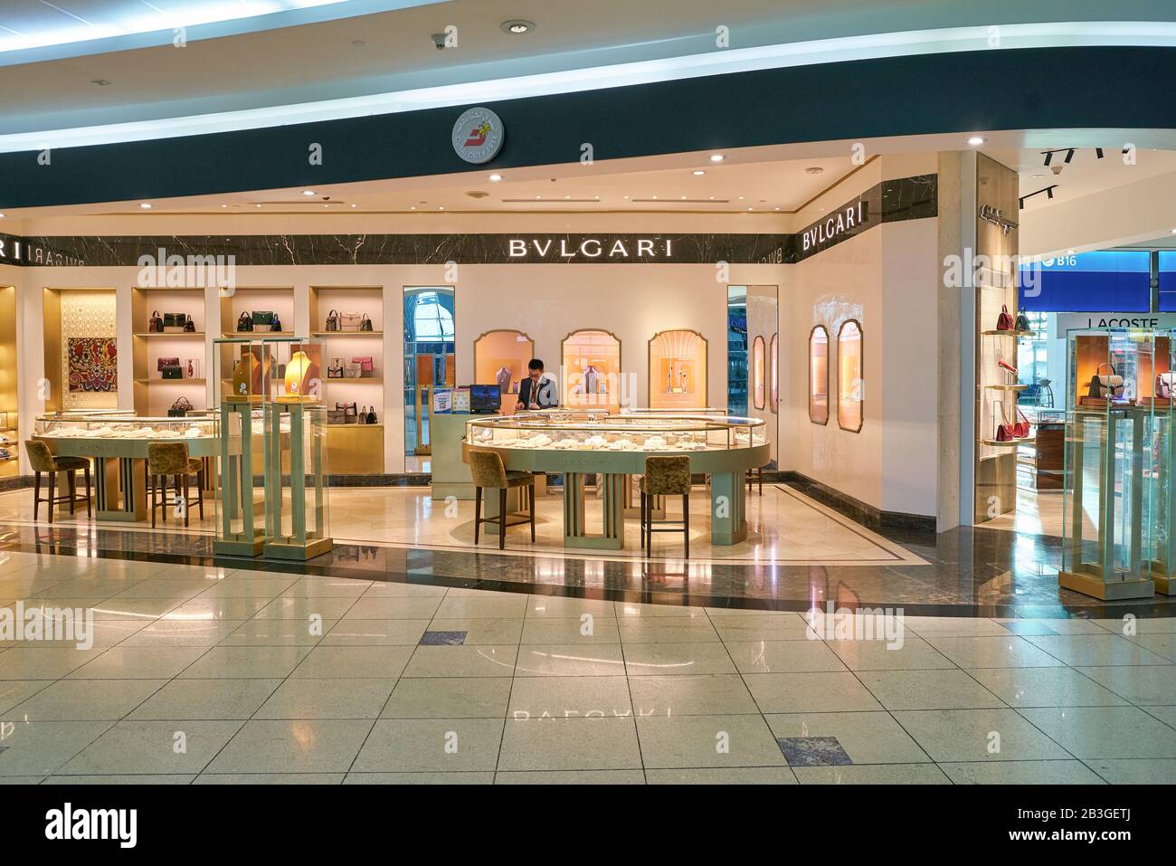 Dubaï, Émirats arabes Unis - VERS JANVIER 2019 : produits Bvlgari exposés dans un magasin de l'aéroport international de Dubaï. Banque D'Images