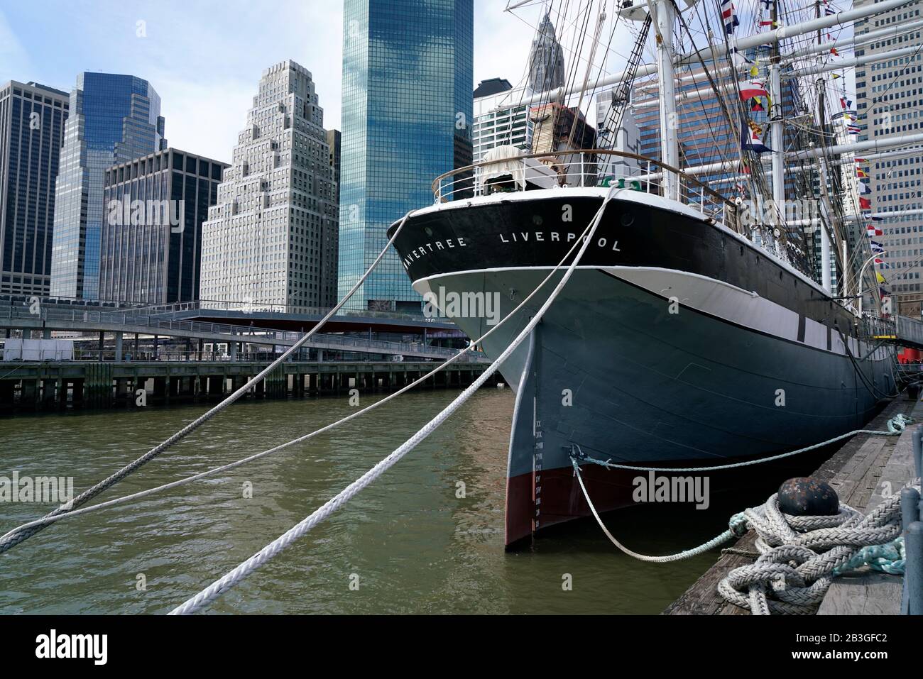 Bateau à voile à coque de fer historique Wavertree amarré à l'embarcadère 17 de South Street Seaport avec tours de bureaux en hauteur de Lower Manhattan Quartier financier en arrière-plan.New York City.New York.USA Banque D'Images
