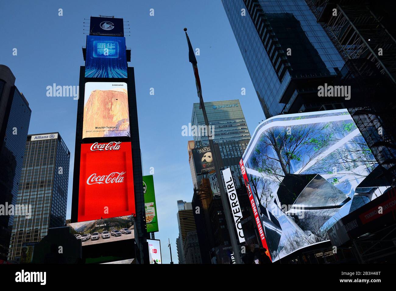 Deuxièmement, le panneau d'affichage de l'agence de presse Xinhua nouvellement loué, l'agence de presse publique officielle de la République Populaire de Chine, va commencer à fonctionner au sommet de 2 Times Square, New York, NY, 4 mars 2020. Le Département d'État américain a récemment imposé un quota de visa maximum pour 100 personnes et leur famille pour les agences de presse chinoises opérant aux États-Unis, car la Chine a réduit les prolongations de visa de 5 à 3 mois pour la presse étrangère et ne pas renouveler de visas pour ceux qui sont réputés Avoir écrit des articles défavorables sur son gouvernement et/ou le président Xi Jinping. (Anthony Behar/Sipa Banque D'Images