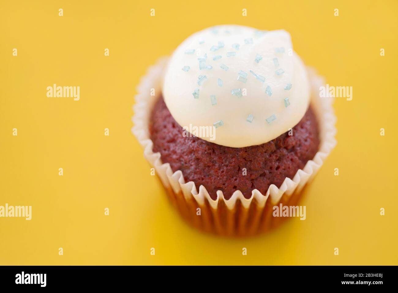 cupcake en velours rouge sur fond jaune Banque D'Images