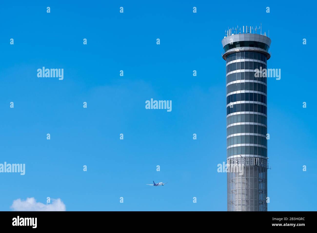 Tour de contrôle de la circulation aérienne à l'aéroport avec avion — free download