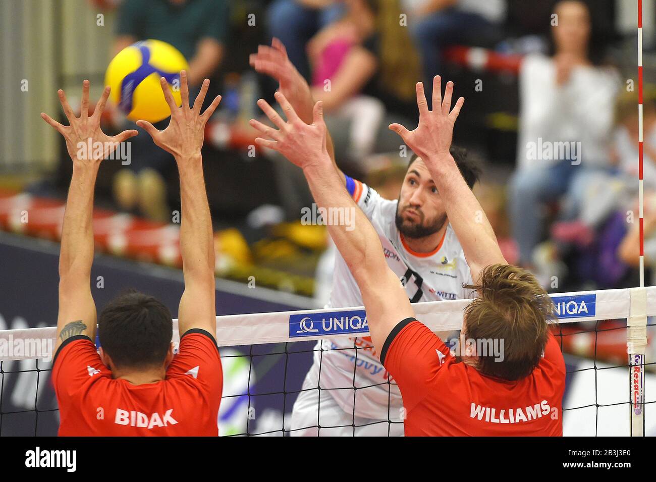 Karlovy Vary, République Tchèque. 04 mars 2020. De gauche SERCAN YUKSEL BIDAK (Ankara), LUKASZ WIESE (Karlovarsko), LINCOLN WILLIAMS (Ankara) en action lors du match de la coupe du Défi du Volleyball masculin en finale VK Karlovarsko (tchèque) contre Spor Toto Ankara (Turquie), joué à Karlovy Vary (République tchèque) le 4 mars 2020. Crédit: Slavomir Kubes/Ctk Photo/Alay Live News Banque D'Images