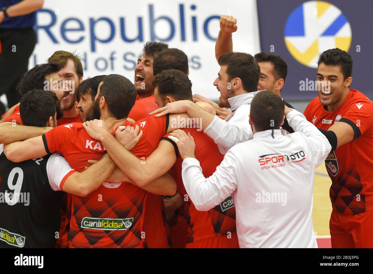 Karlovy Vary, République Tchèque. 04 mars 2020. Les joueurs d'Ankara célèbrent une victoire après le match de la coupe masculine de volley-ball finale VK Karlovarsko (tchèque) contre Spor Toto Ankara (Turquie), qui s'est tenu à Karlovy Vary (République tchèque) le 4 mars 2020. Crédit: Slavomir Kubes/Ctk Photo/Alay Live News Banque D'Images