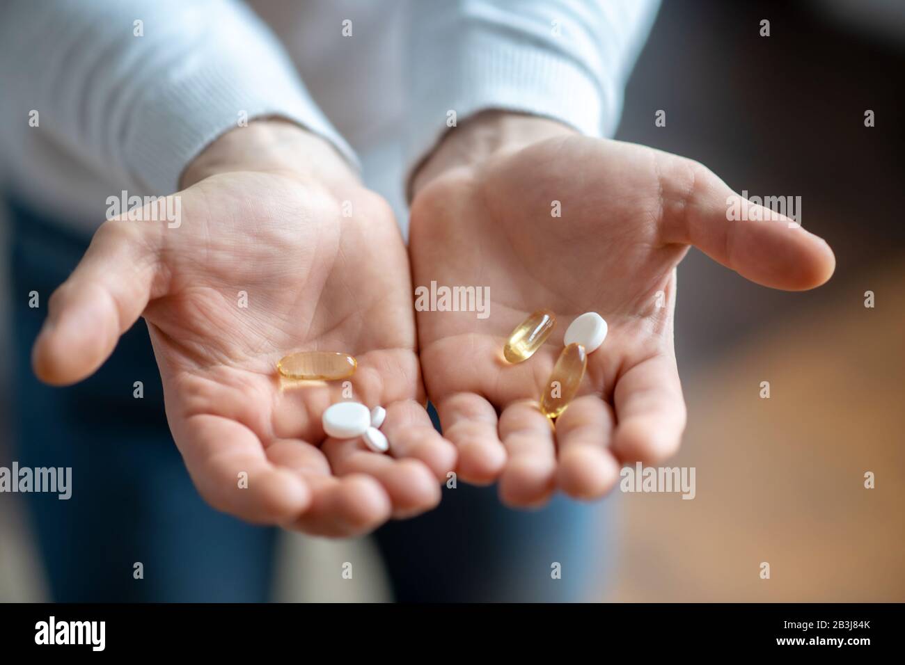 Gros plan photo des mains de la mans tenant une pilule Banque D'Images