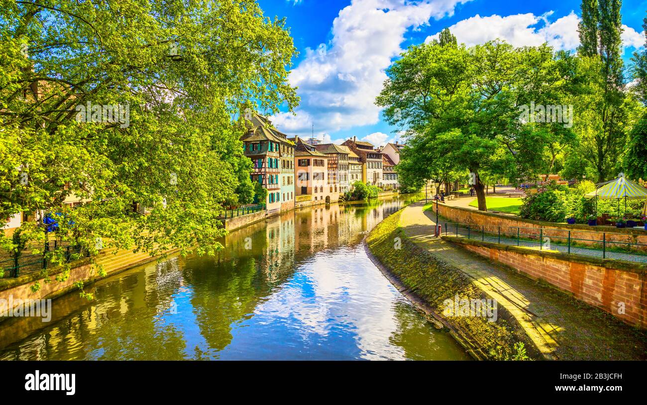 Strasbourg, de l'eau dans le canal de la Petite France. Maisons à colombages et d'arbres à Grand Ile. Alsace, France. Site de l'Unesco. Banque D'Images Strasbourg, de l'eau dans le canal de la Petite France. Maisons à colombages et d'arbres à Grand Ile. Alsace, France. Site de l'Unesco. Banque D'Images